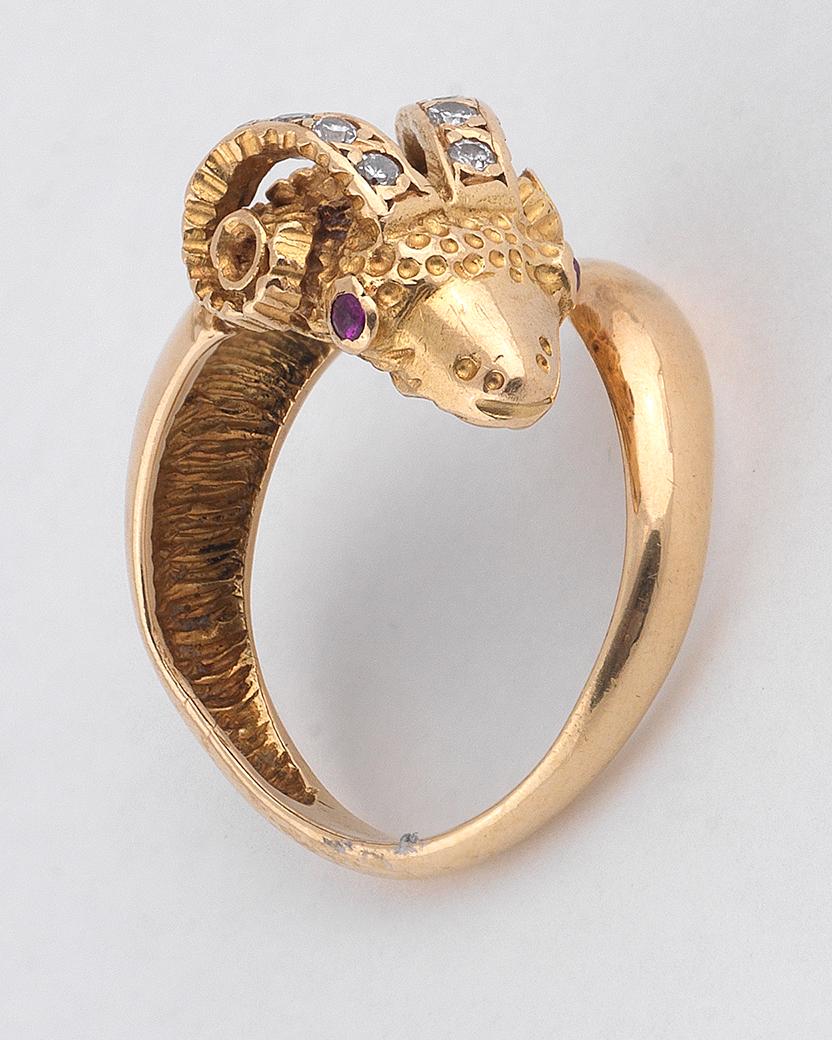BERNARDO ANTICHITÀ PONTE VECCHIO FLORENCE

textured and sculpted gold terminating in a ram head design, enhanced by diamonds and ruby eyes
Size:8
Weight: 7gr.