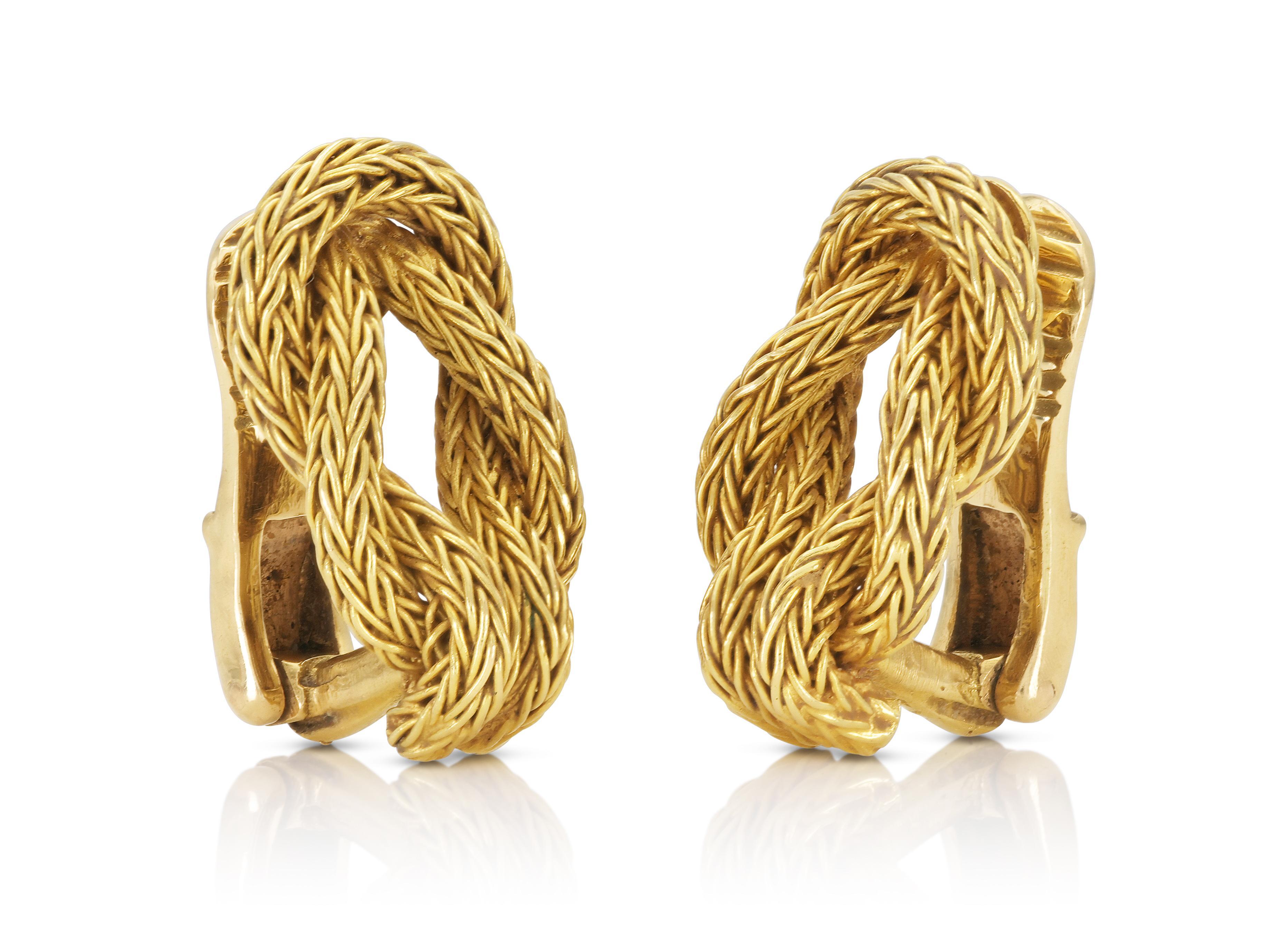 Finely crafted in 18k yellow gold.
Signed by Lalaounis