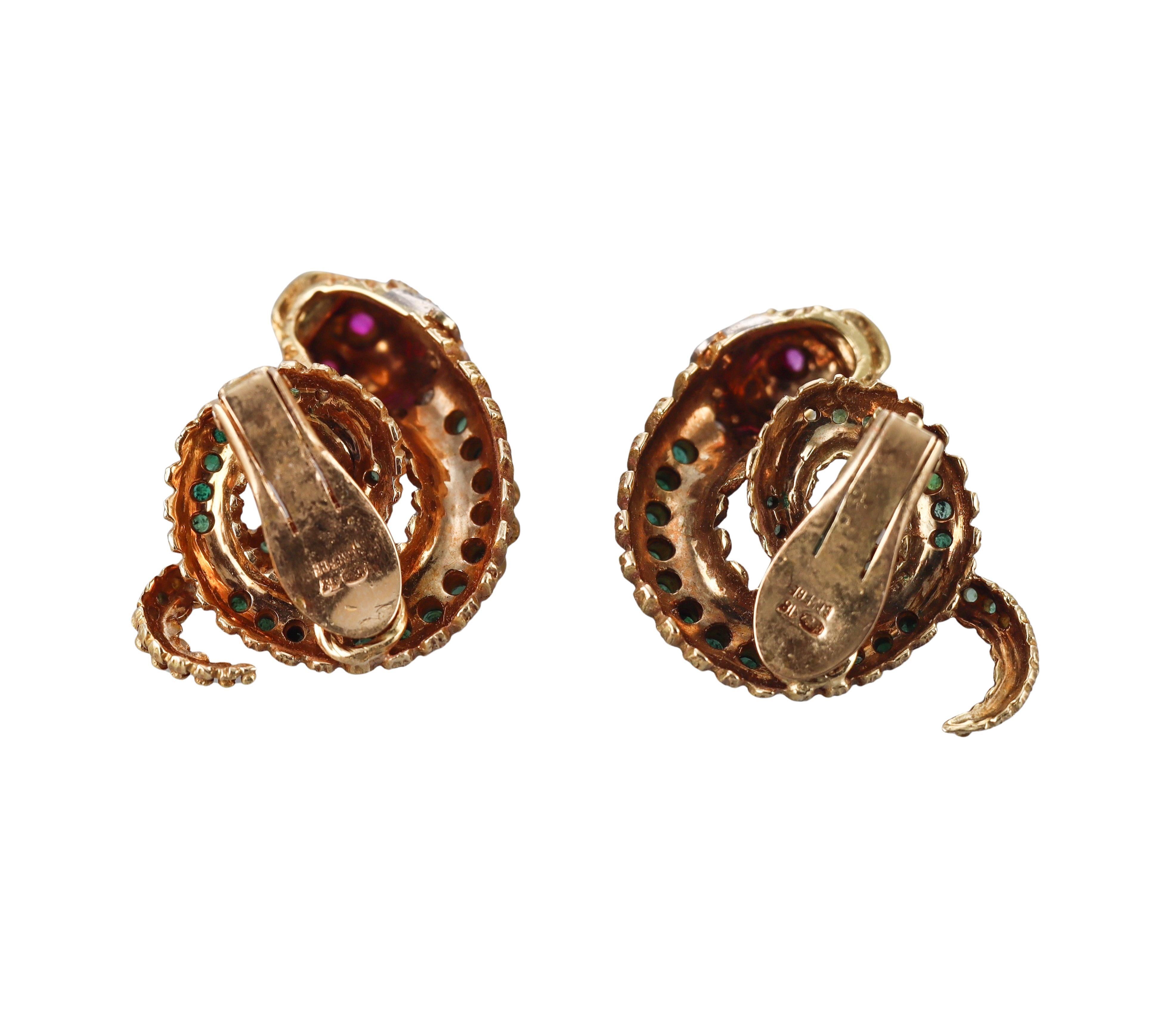 Ein Paar Chimera-Ohrringe aus 18 Karat Gelbgold des griechischen Designers Ilias Lalaounis.
Die Ohrringe sind mit Smaragden, Rubinaugen und ca. 0,08ctw H/VS Diamanten verziert.
Die Ohrringe messen 30 mm x 29 mm.
Gekennzeichnet mit Lalaounis-Marke,