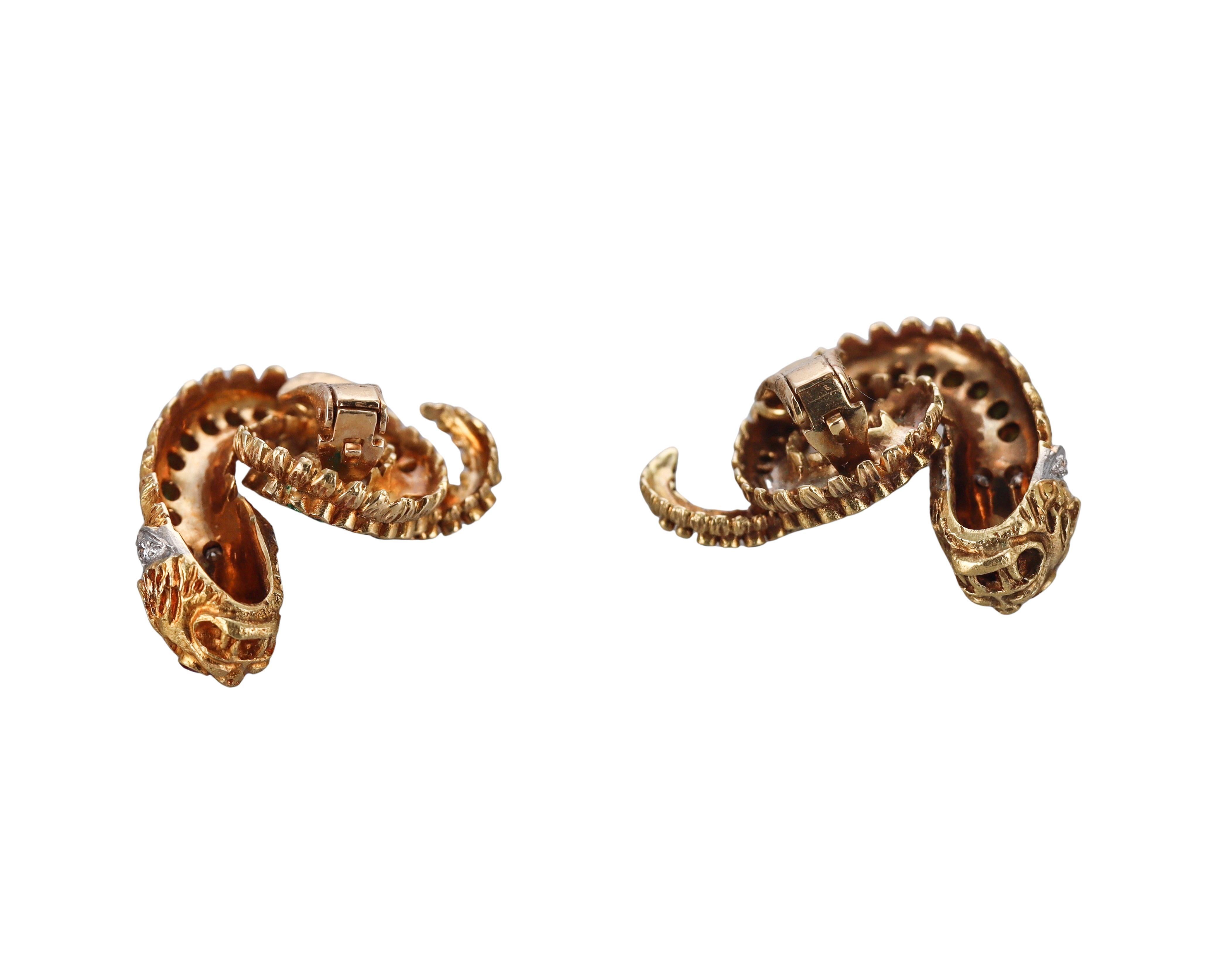 Chimera-Ohrringe von Lalaounis Griechenland, Smaragd, Diamant, Rubin, 18 Karat Gold (Rundschliff) im Angebot