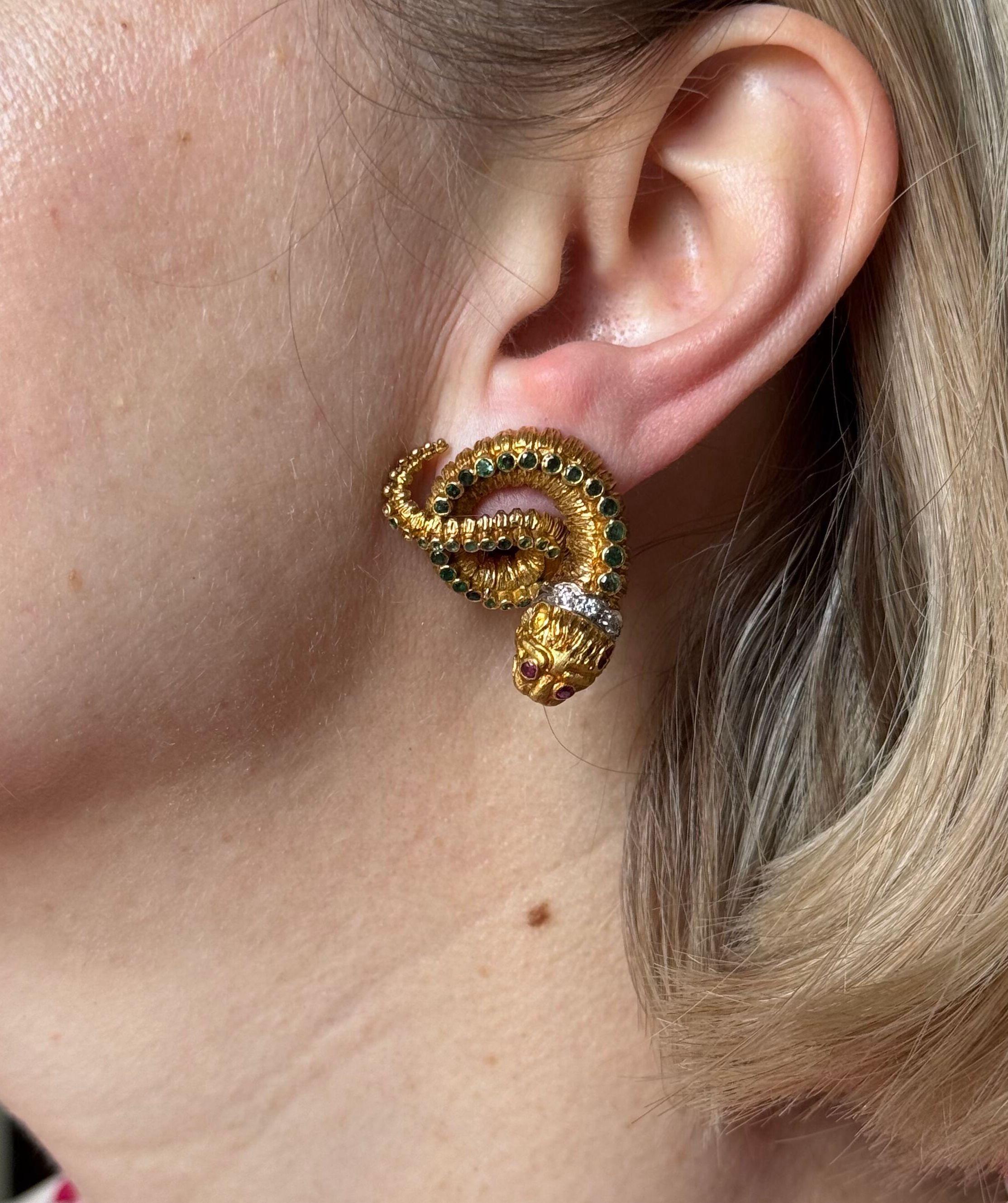 Chimera-Ohrringe von Lalaounis Griechenland, Smaragd, Diamant, Rubin, 18 Karat Gold im Angebot 1