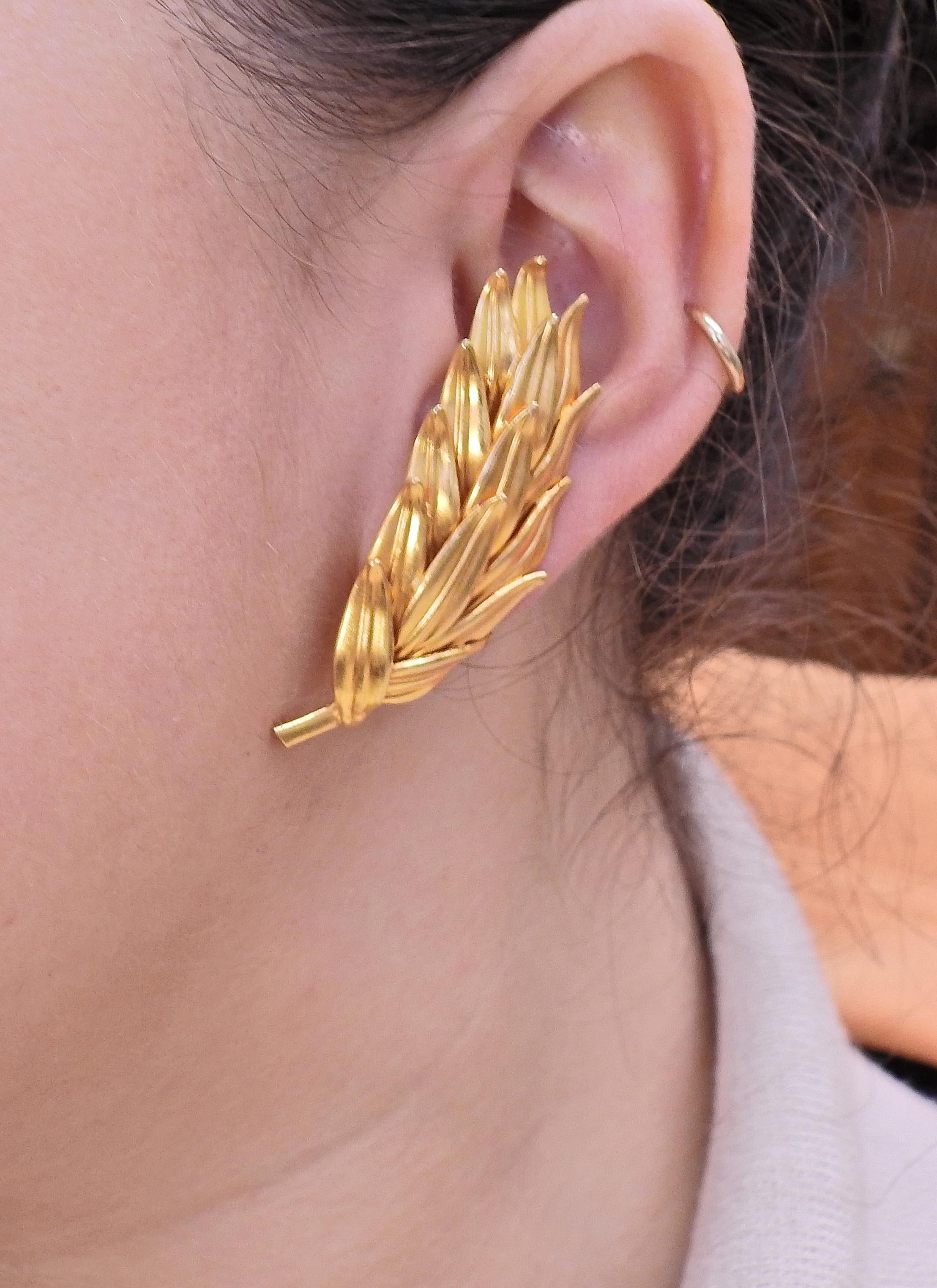 Lalaounis Greece Feather Gold Earrings In Excellent Condition In New York, NY
