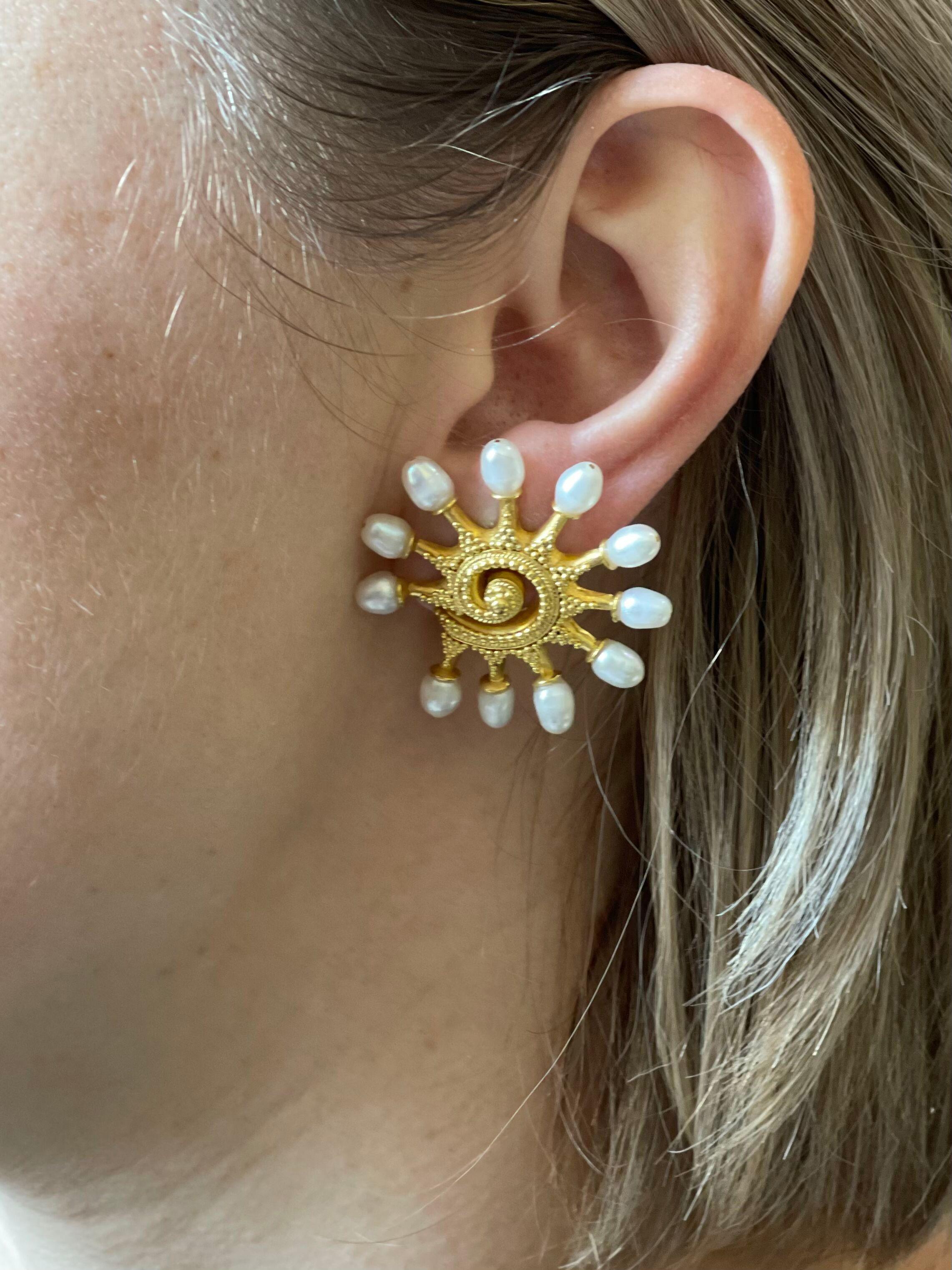 Ein Paar große Ohrringe aus 18-karätigem Gold, gefertigt von Ilias Lalaounis aus Griechenland, mit Perlen. Die Ohrringe sind 1,5