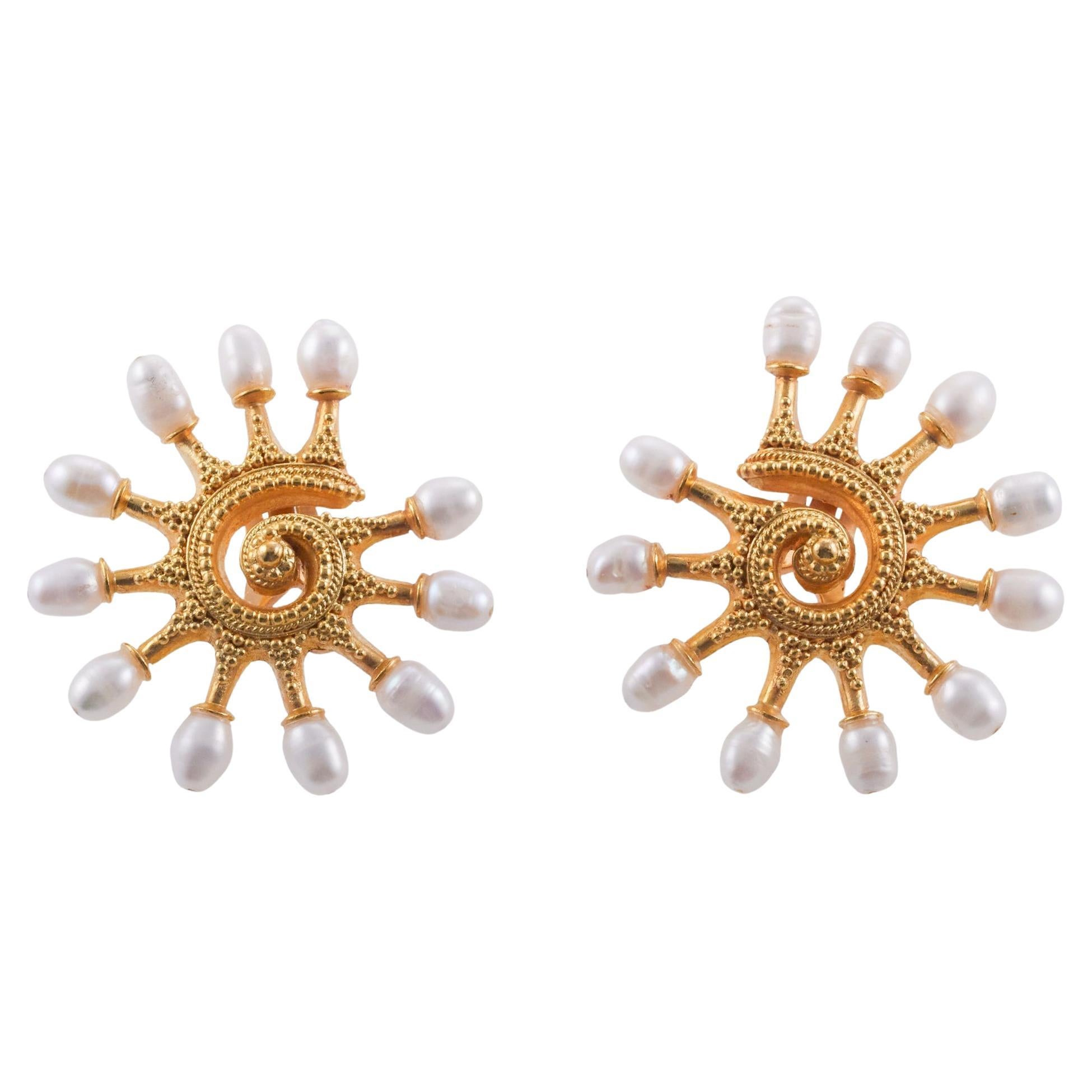 Lalaounis Griechenland Perlen-Ohrringe in Gold mit Wirbel im Angebot