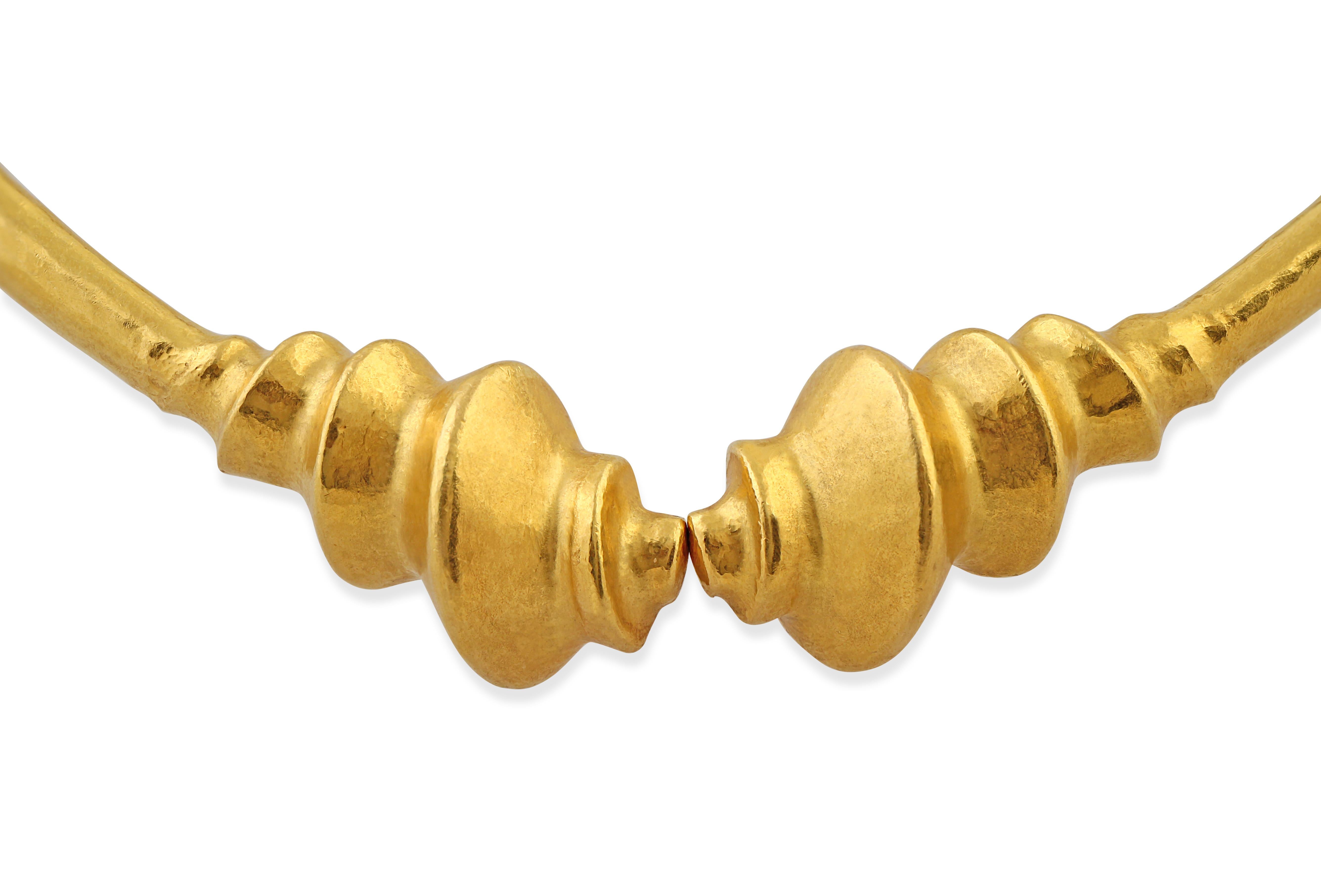 Ein wunderschönes Drehmoment-Halsband des griechischen Juweliers Lalaounis. Verziert mit muschelförmigen Anschlüssen aus gehämmertem, strukturiertem Gold mit der unverwechselbaren Lalaounis Hochglanzoberfläche. Gewicht = 71gr.

Im Laufe seiner