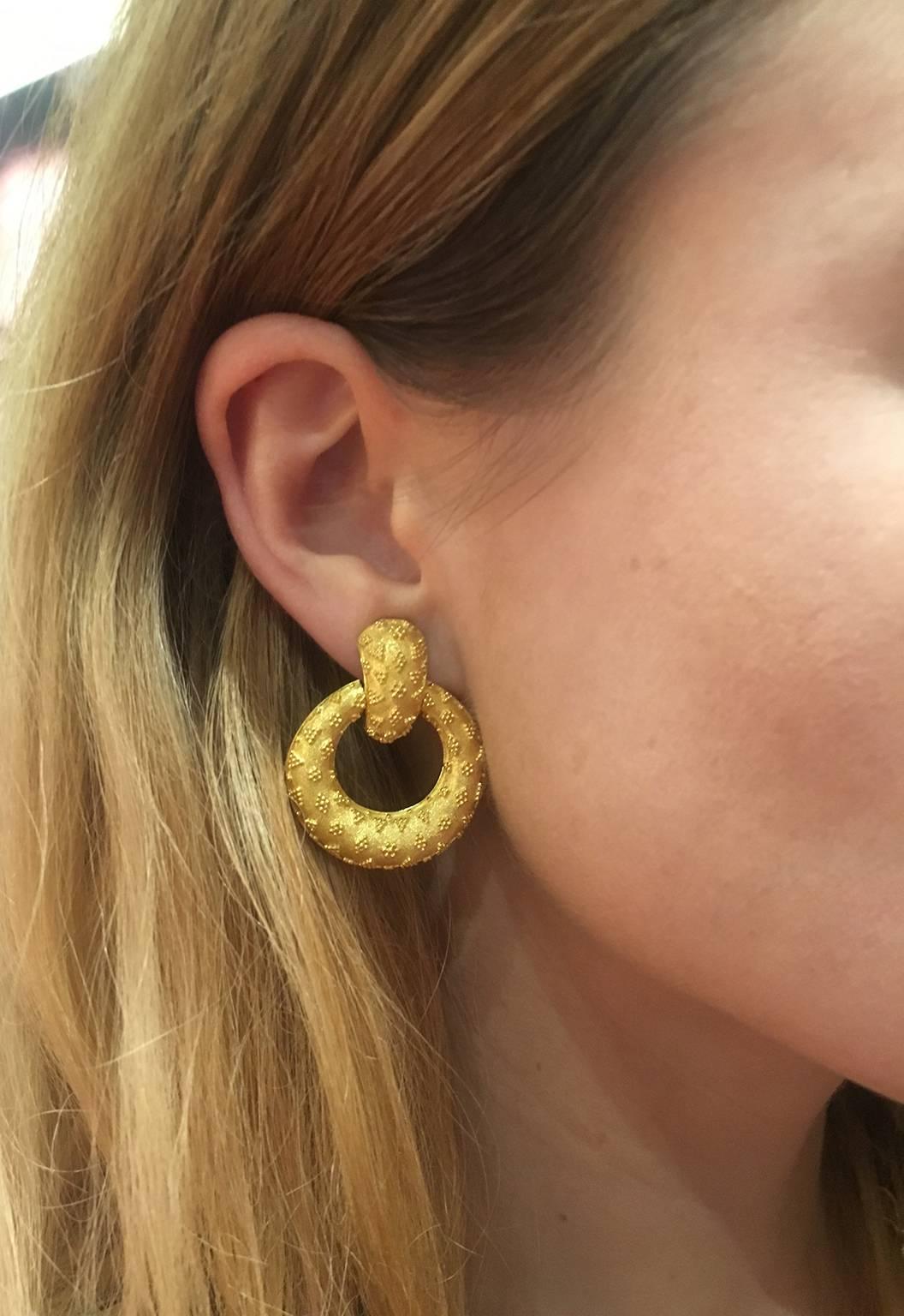 Hellenistic Granulation 18k Yellow Gold Hoop Earclips Earrings In New Condition For Sale In New York, NY