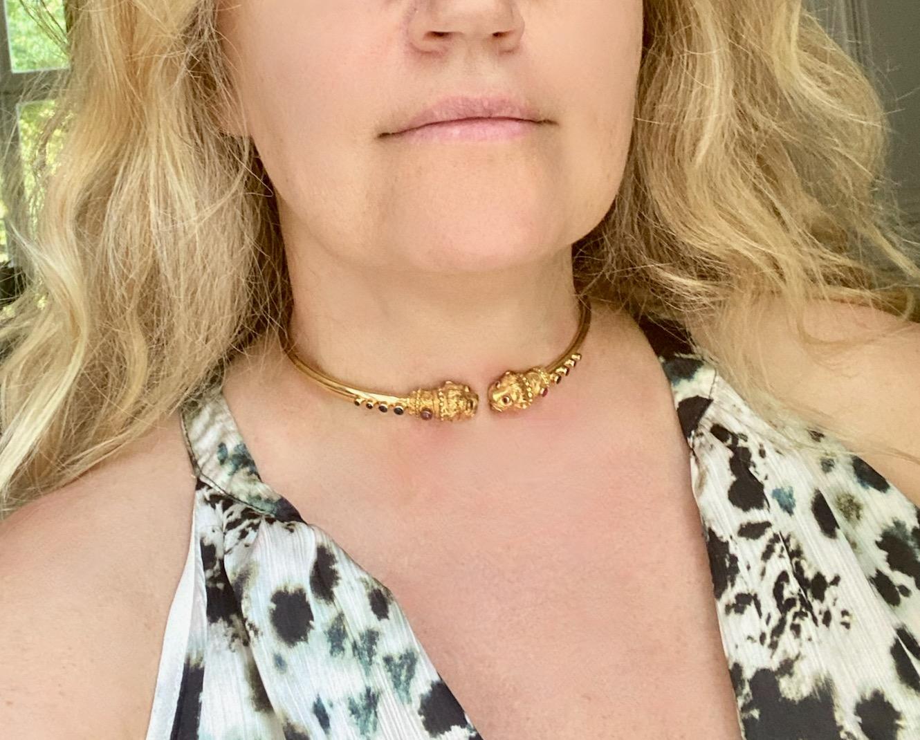 Collana Lalaounis in oro giallo 18 Kt con zaffiri e rubini e teste di leone in vendita 11