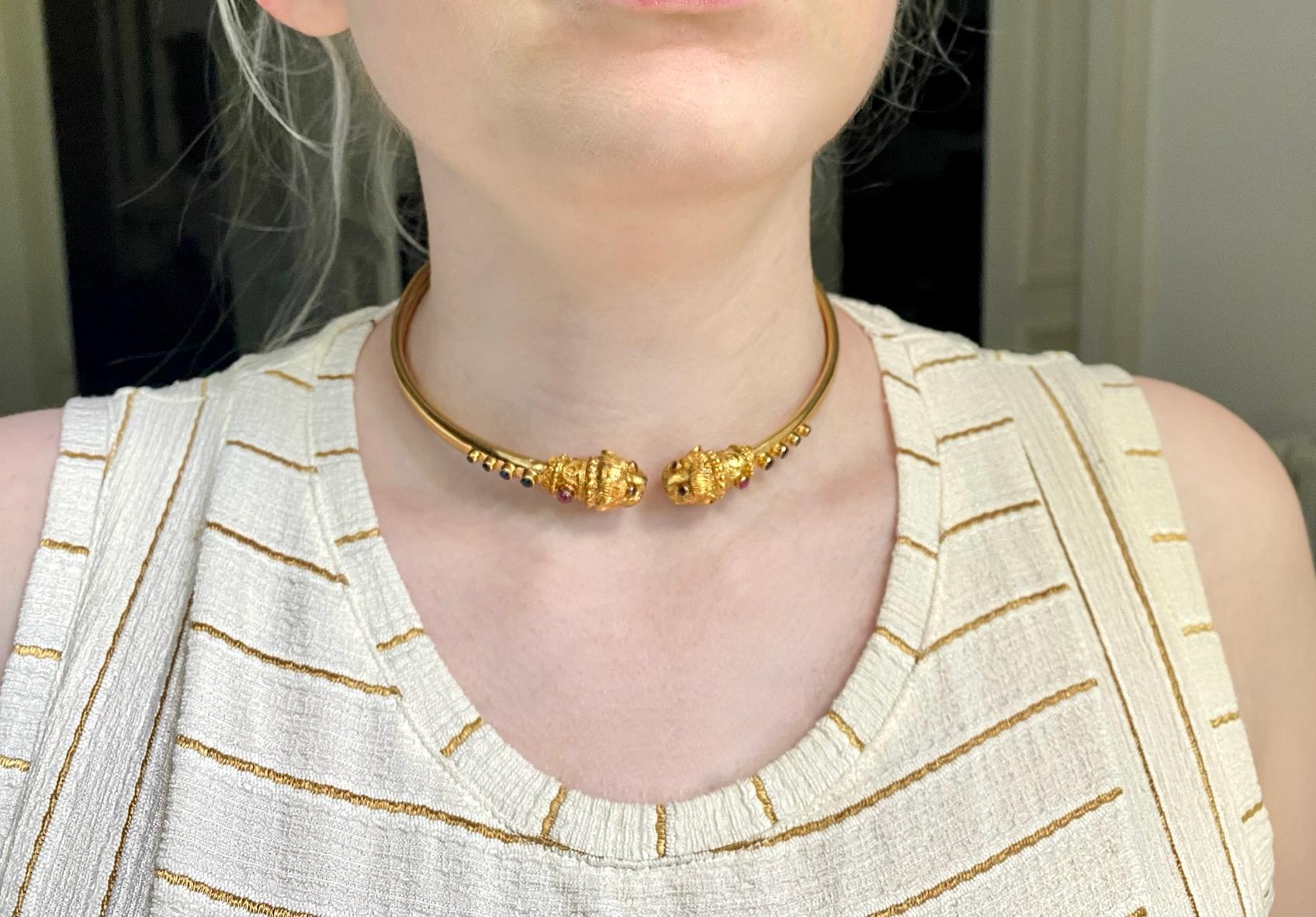 Taglio brillante Collana Lalaounis in oro giallo 18 Kt con zaffiri e rubini e teste di leone in vendita