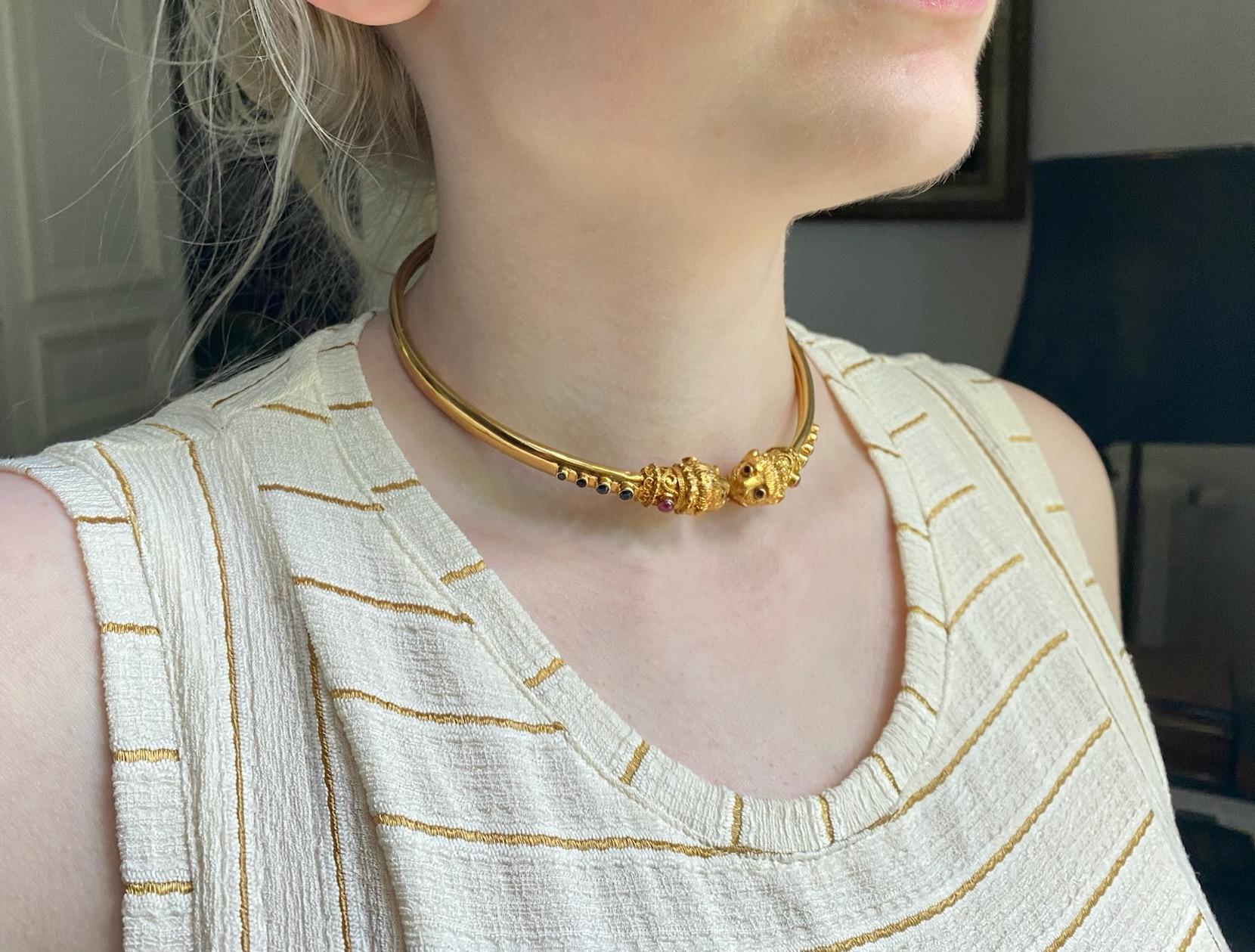 Collana Lalaounis in oro giallo 18 Kt con zaffiri e rubini e teste di leone In condizioni buone in vendita a Paris, FR