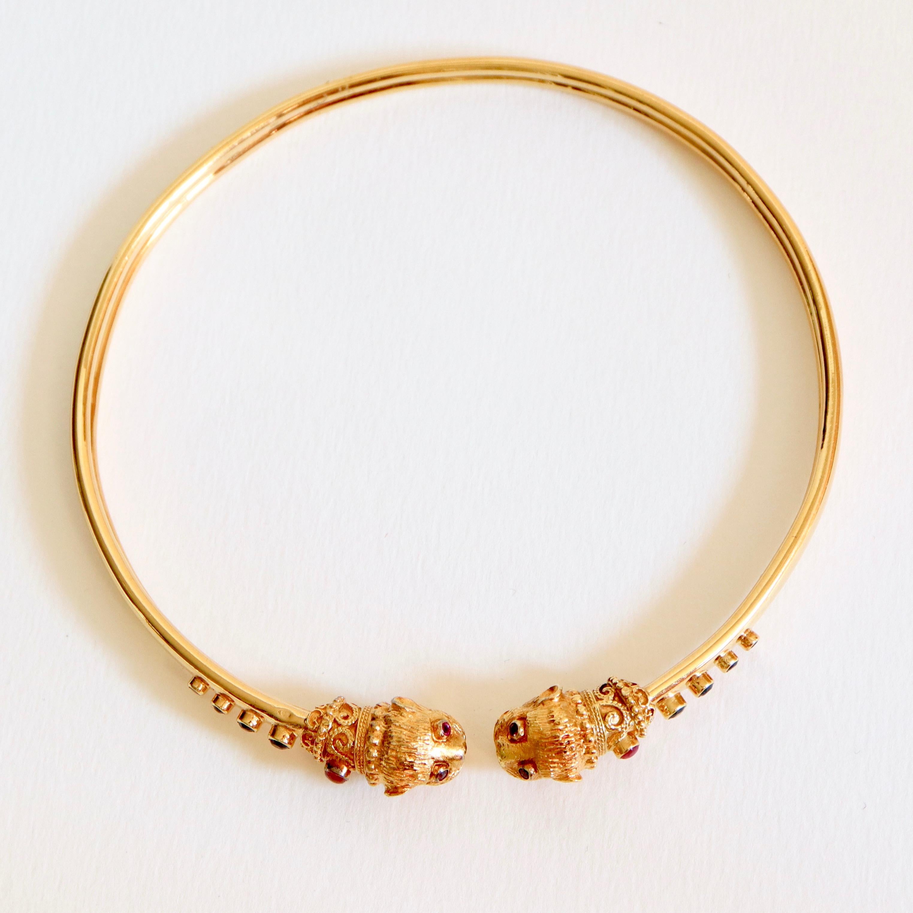 Donna Collana Lalaounis in oro giallo 18 Kt con zaffiri e rubini e teste di leone in vendita