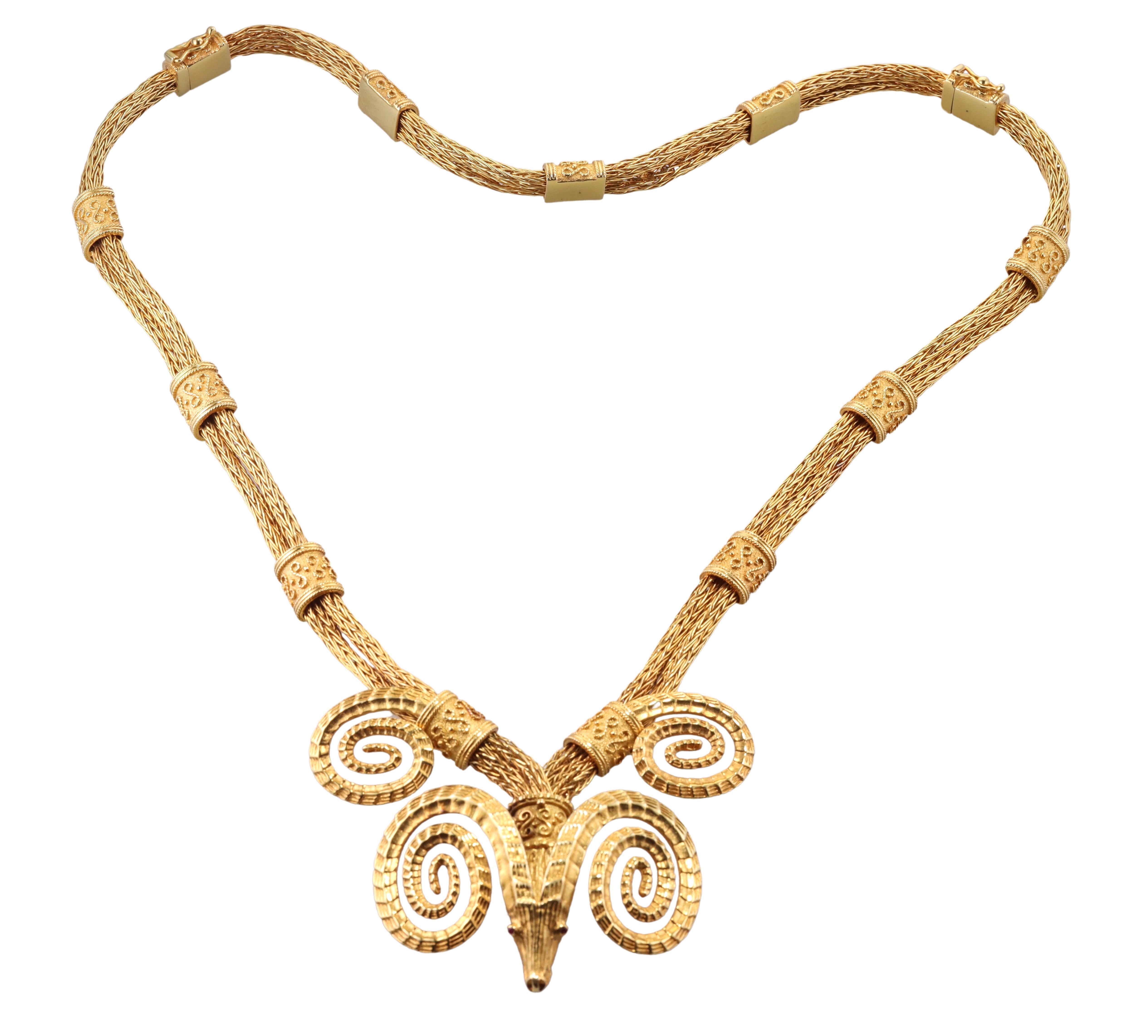 Lalaounis de Grèce, collier pendentif tête de bélier en or et rubis Excellent état - En vente à New York, NY