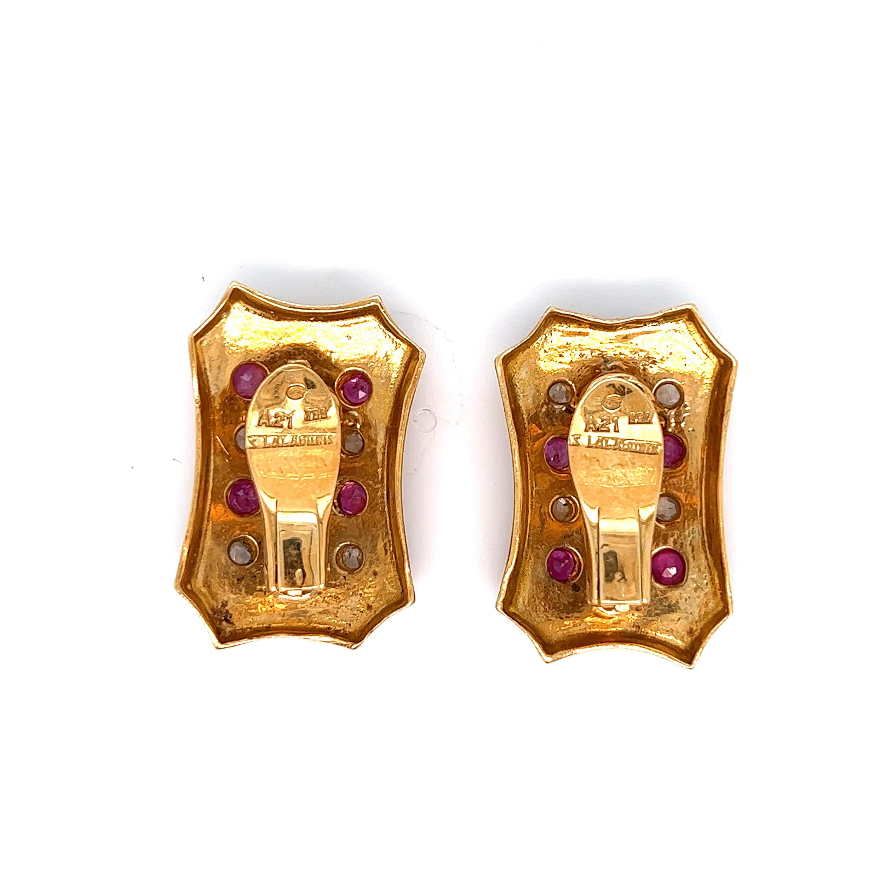 Lalaounis ruby and diamond ear clips, Greek

Round-cut rubies of approximately 1.20 carat, rose-cut diamonds of approximately 0.48 carat, 18 karat yellow gold 

Marked Lalaounis, 750, A.21

Size: width 2 cm, length 3 cm
Total weight: 21.2 grams 