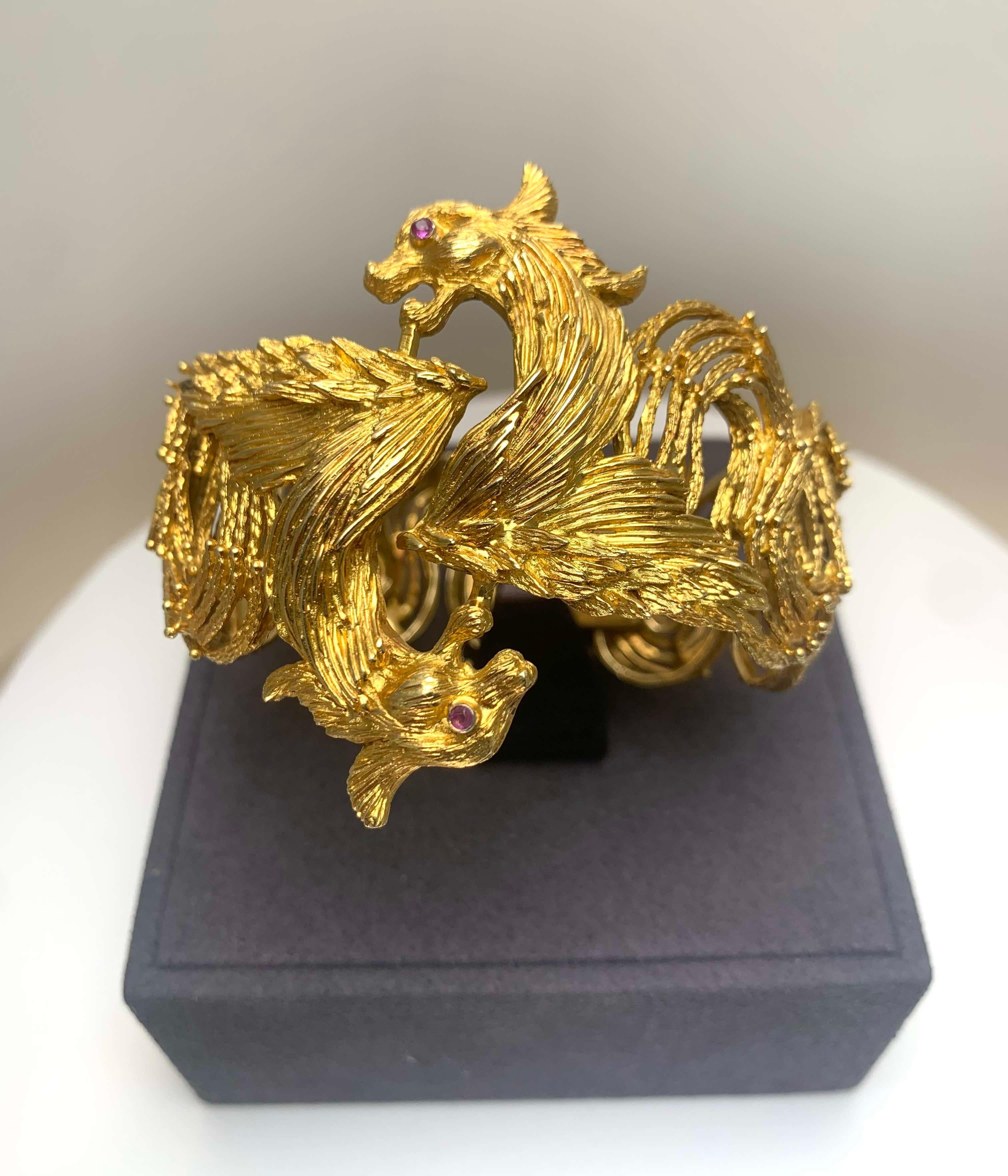 Lalaounis Ruby Dragon Head Yellow Gold Bangle Bracelet Grèce Circa 1970 en vente 4