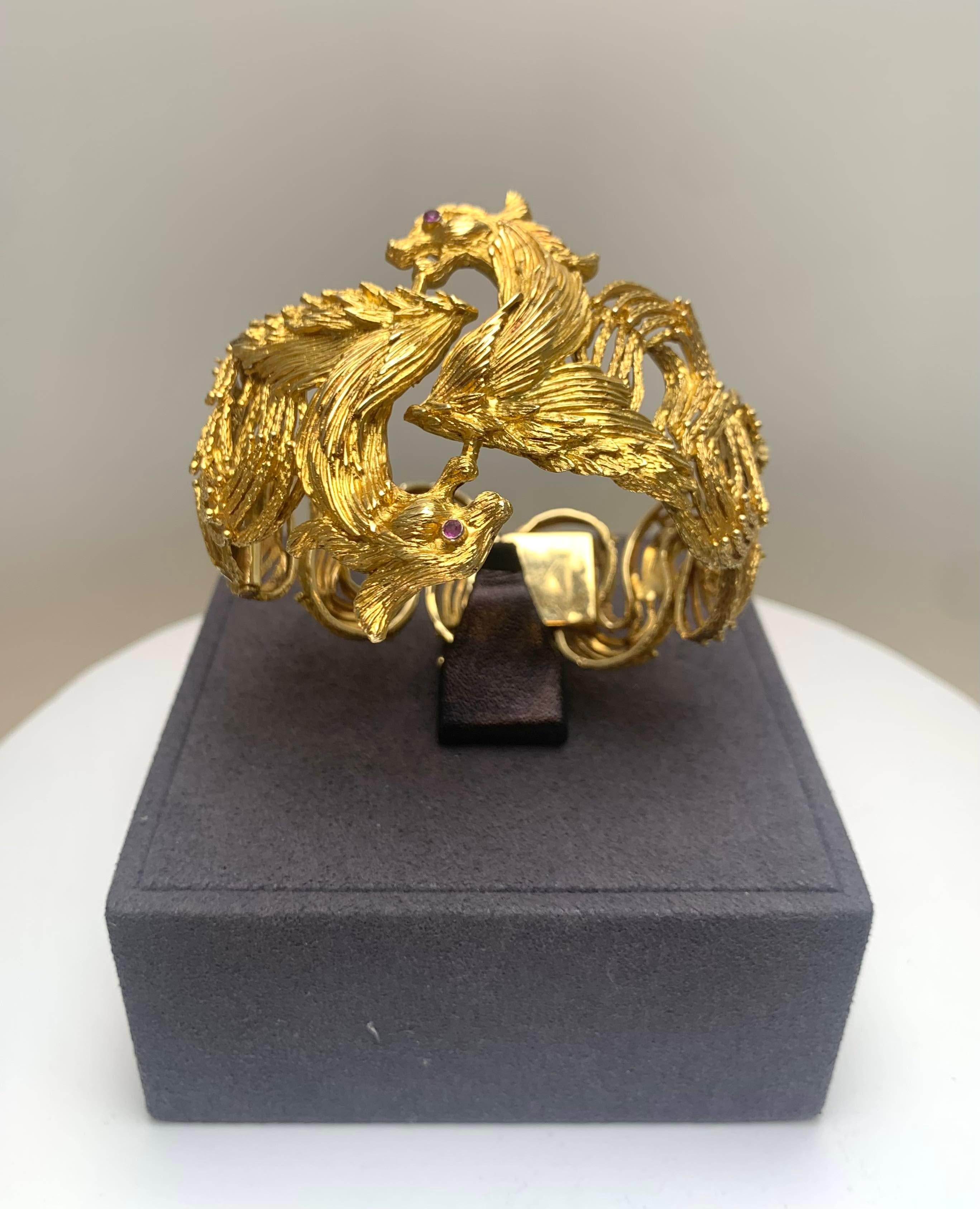 Lalaounis Ruby Dragon Head Yellow Gold Bangle Bracelet Grèce Circa 1970 en vente 5