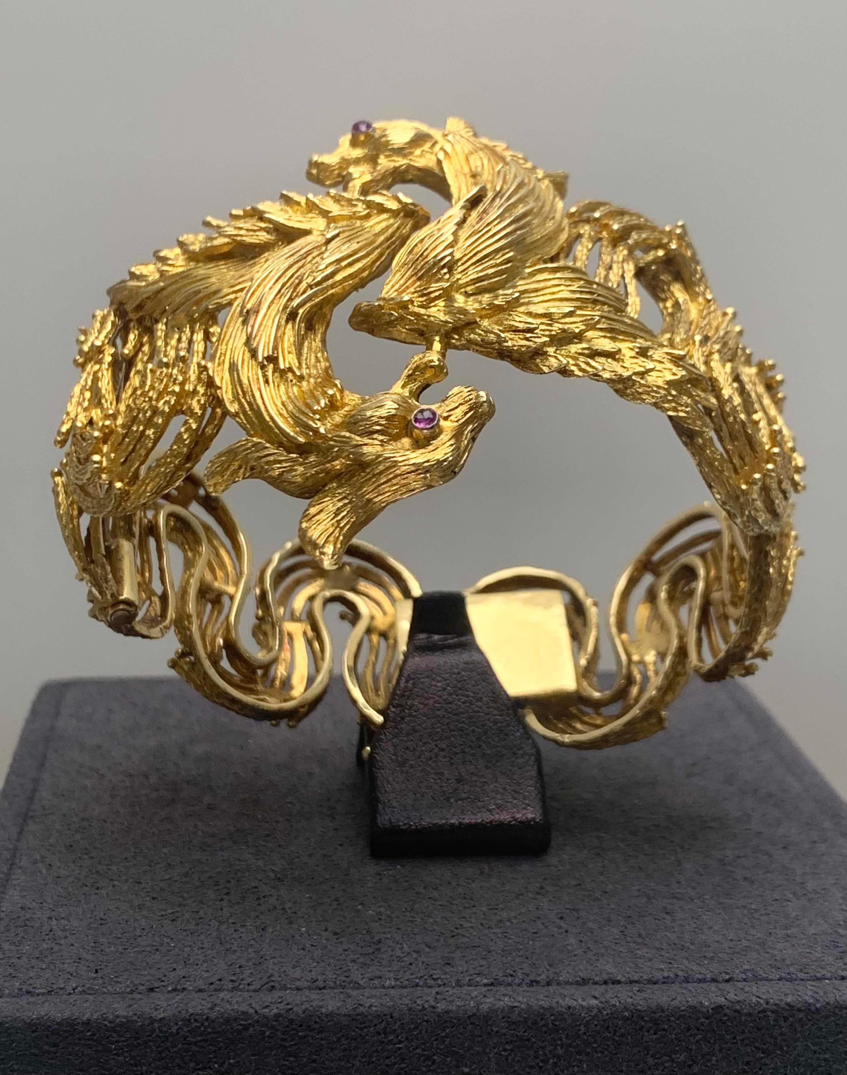 Lalaounis Ruby Dragon Head Yellow Gold Bangle Bracelet Grèce Circa 1970 en vente 6