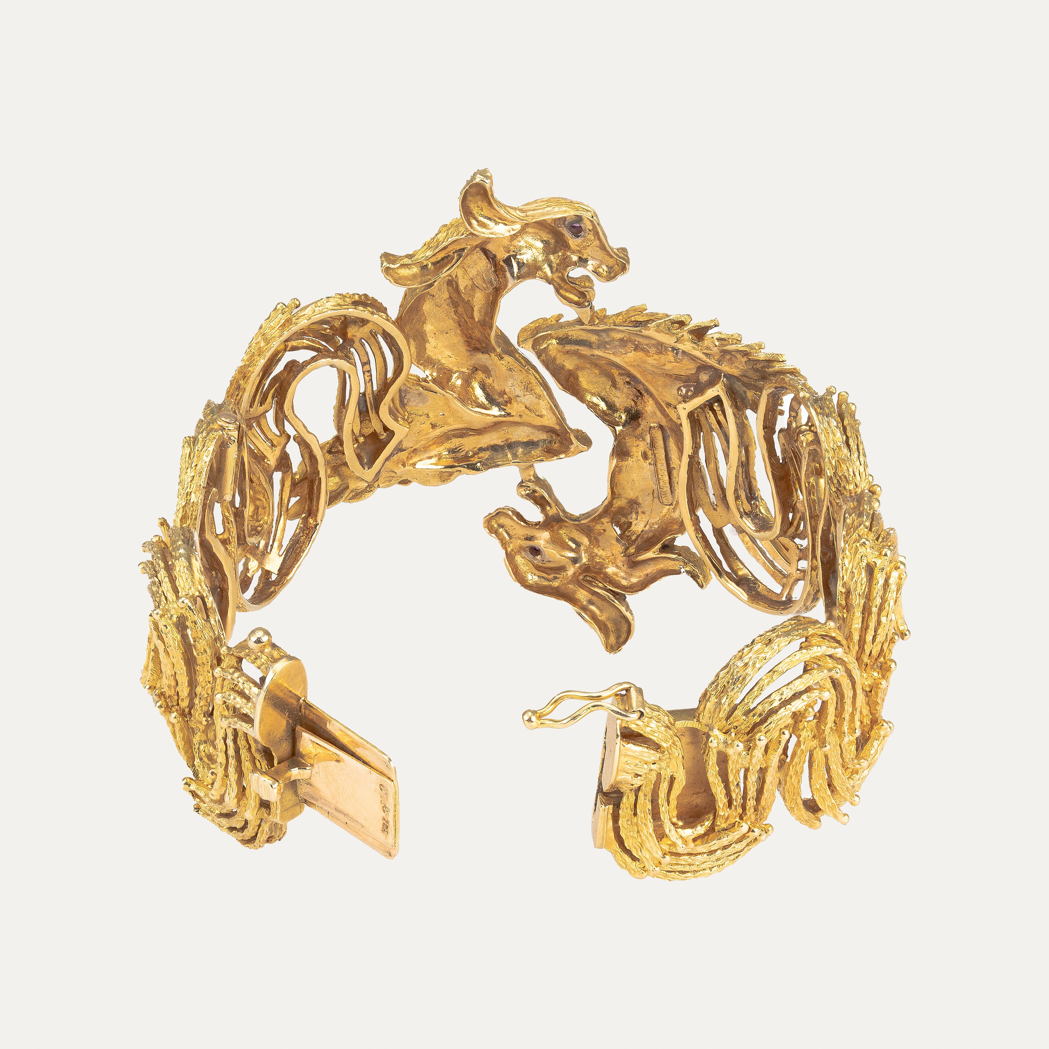Ce bracelet signé Ilias Lalaounis, en rubis et or jaune, est un exemple exceptionnel de design néo-grec datant d'environ 1970. Fabriquée à la main en Grèce, cette pièce présente deux têtes de dragon sculptées de manière complexe, un motif récurrent