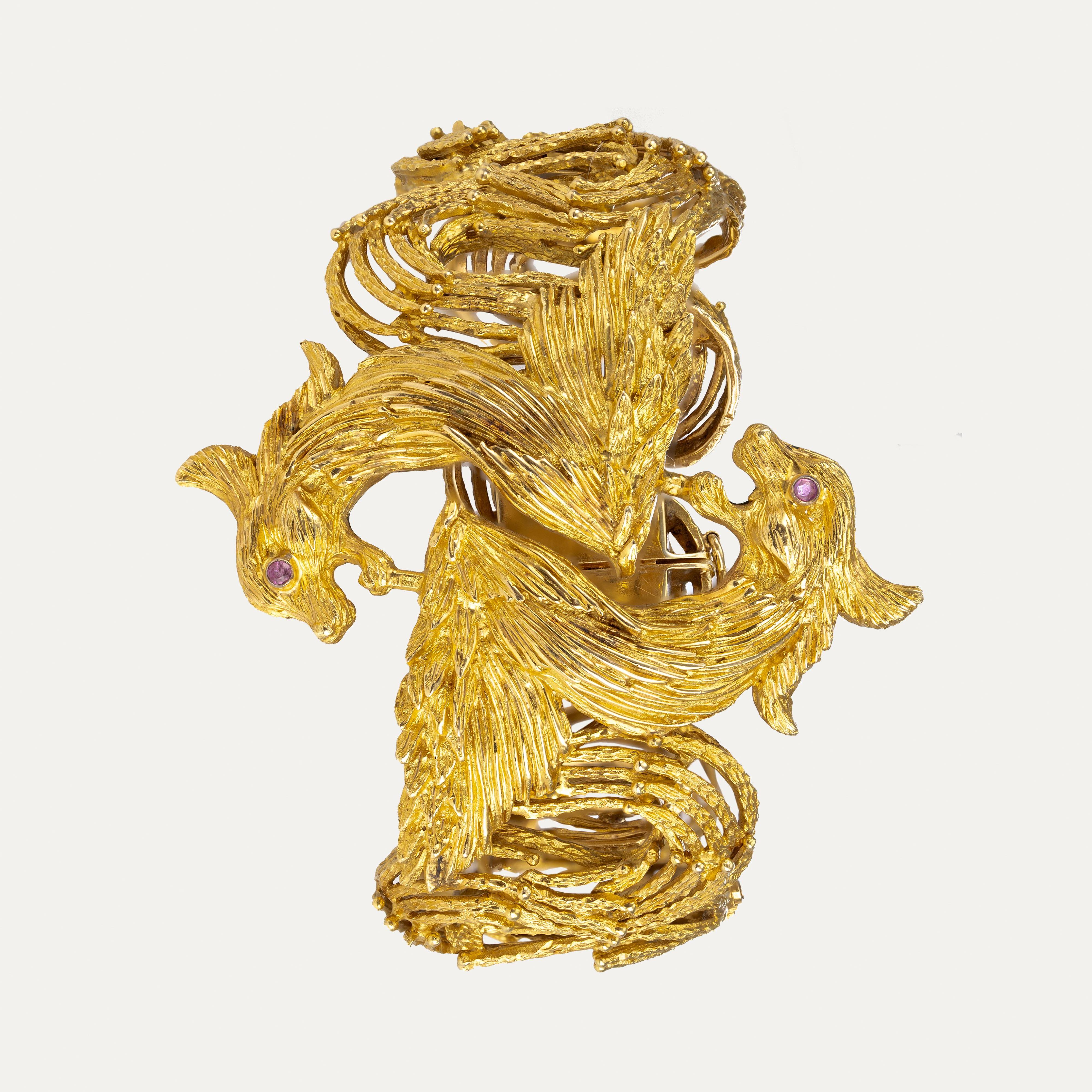 Grec classique Lalaounis Ruby Dragon Head Yellow Gold Bangle Bracelet Grèce Circa 1970 en vente