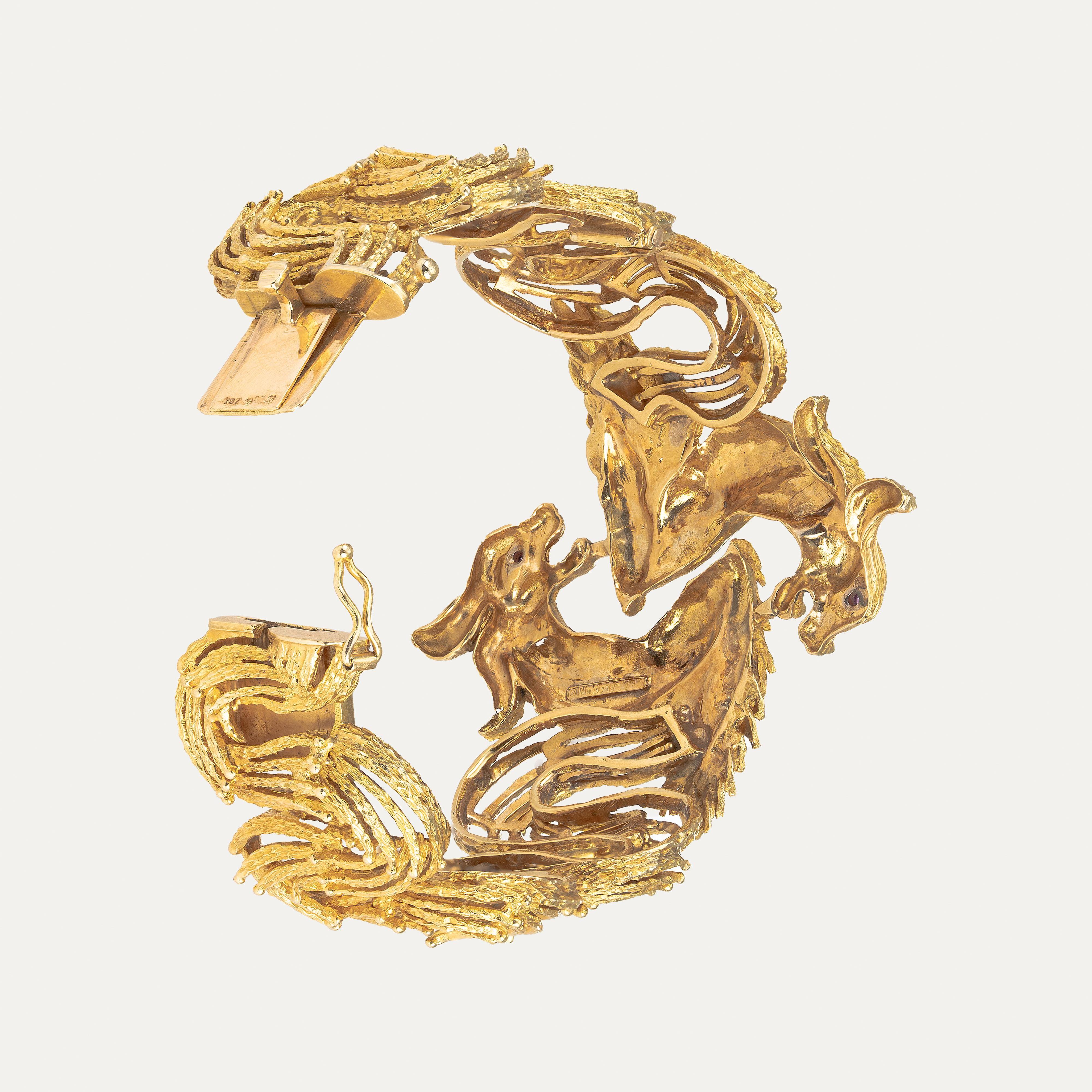 Taille ronde Lalaounis Ruby Dragon Head Yellow Gold Bangle Bracelet Grèce Circa 1970 en vente