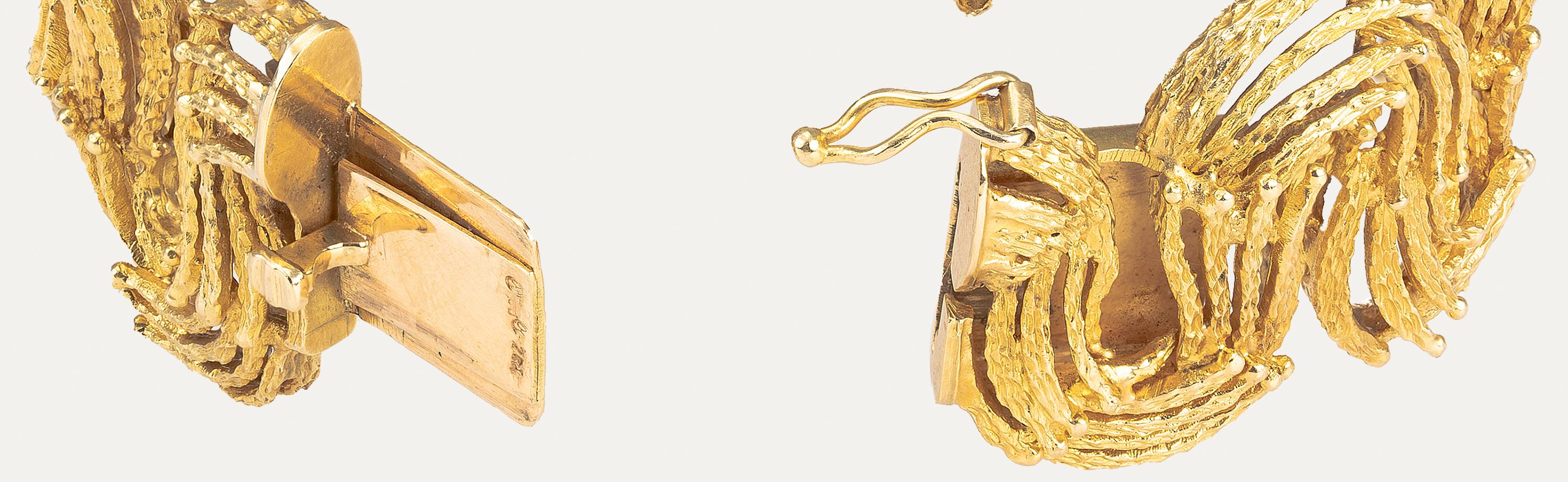 Lalaounis Ruby Dragon Head Yellow Gold Bangle Bracelet Grèce Circa 1970 en vente 1
