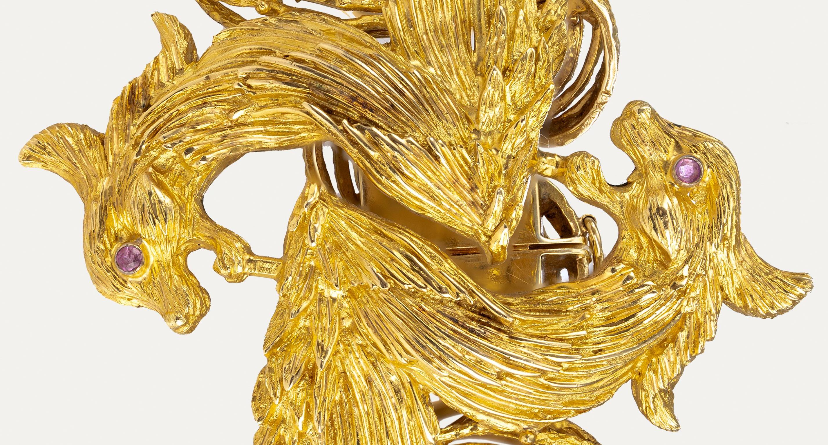 Lalaounis Ruby Dragon Head Yellow Gold Bangle Bracelet Grèce Circa 1970 en vente 2