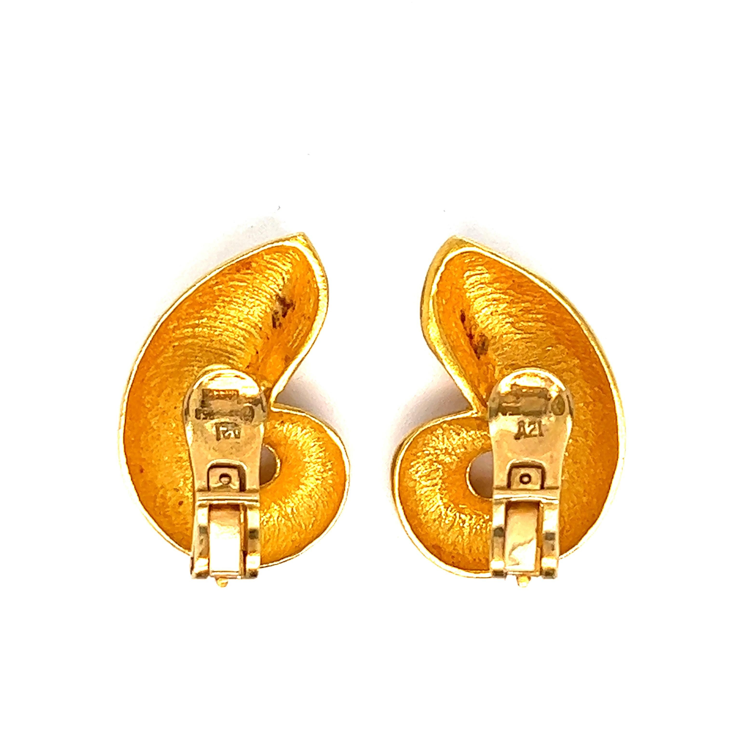 Lalaounis Muschel Gold Ohrclips

18 Karat Gelbgold, Muschelmotiv; Punzierung Lalaounis, 750, Griechenland

Größe: Breite 2 cm, Länge 3 cm
Gesamtgewicht: 19,8 Gramm