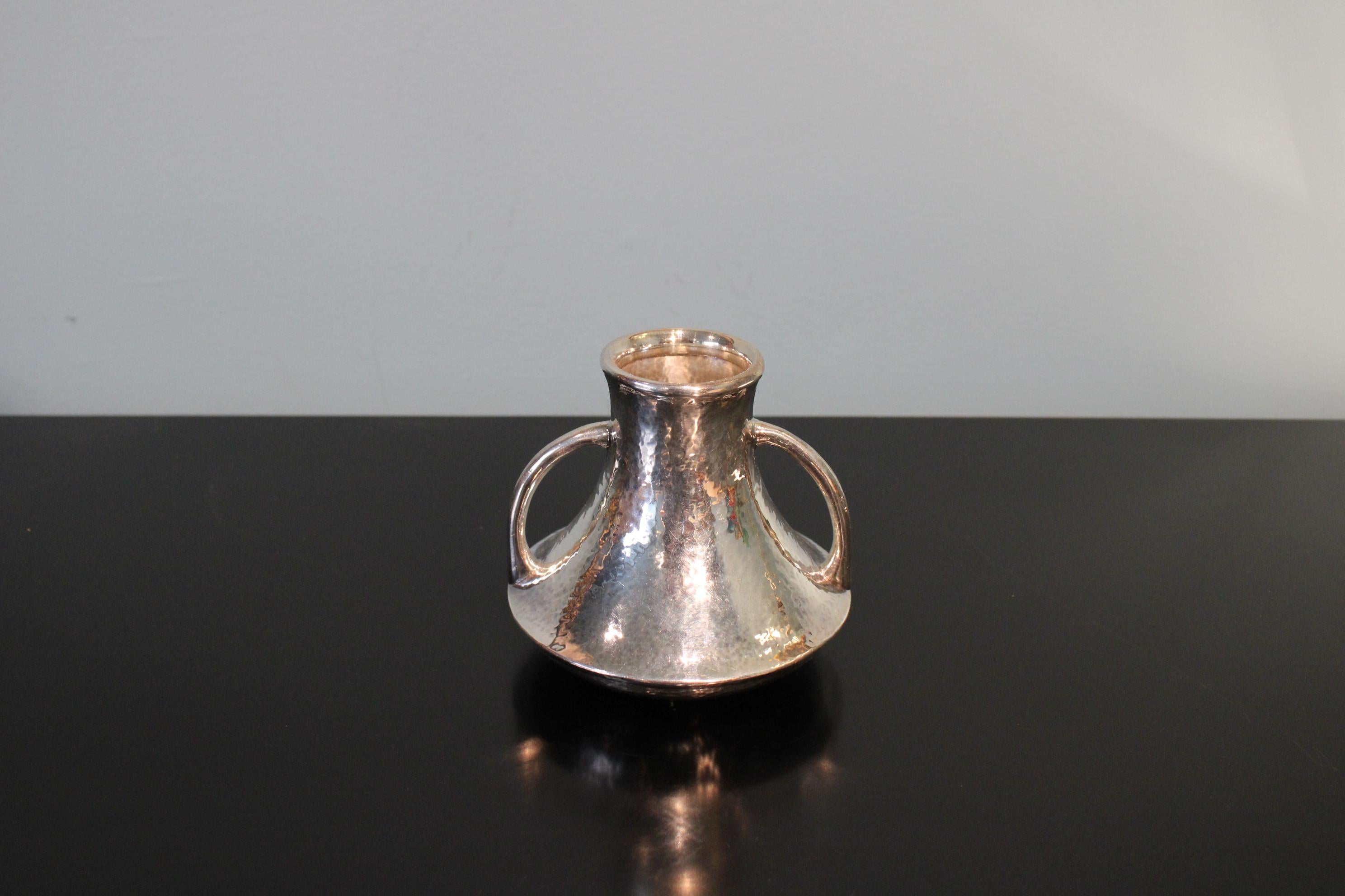 Vase in solid silver, hammered.
Weight : 245 g.