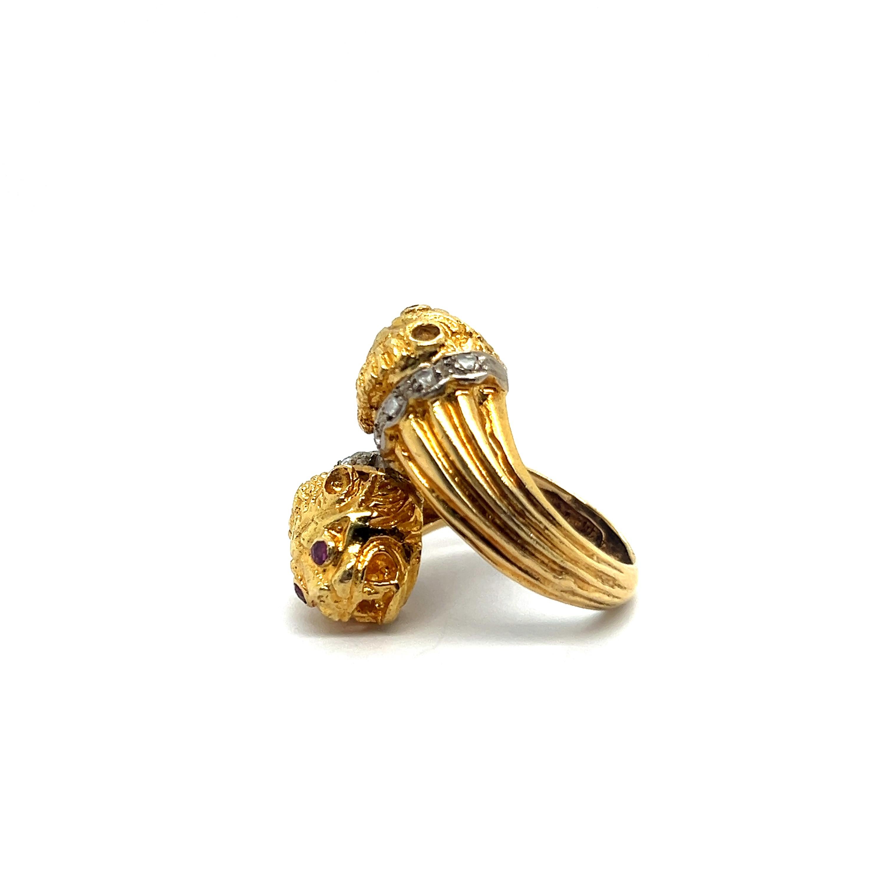 Lalaounis Two-Headed Lion Ring with Rubies & Diamonds 18 Karat Yellow Gold In Good Condition For Sale In Lucerne, CH