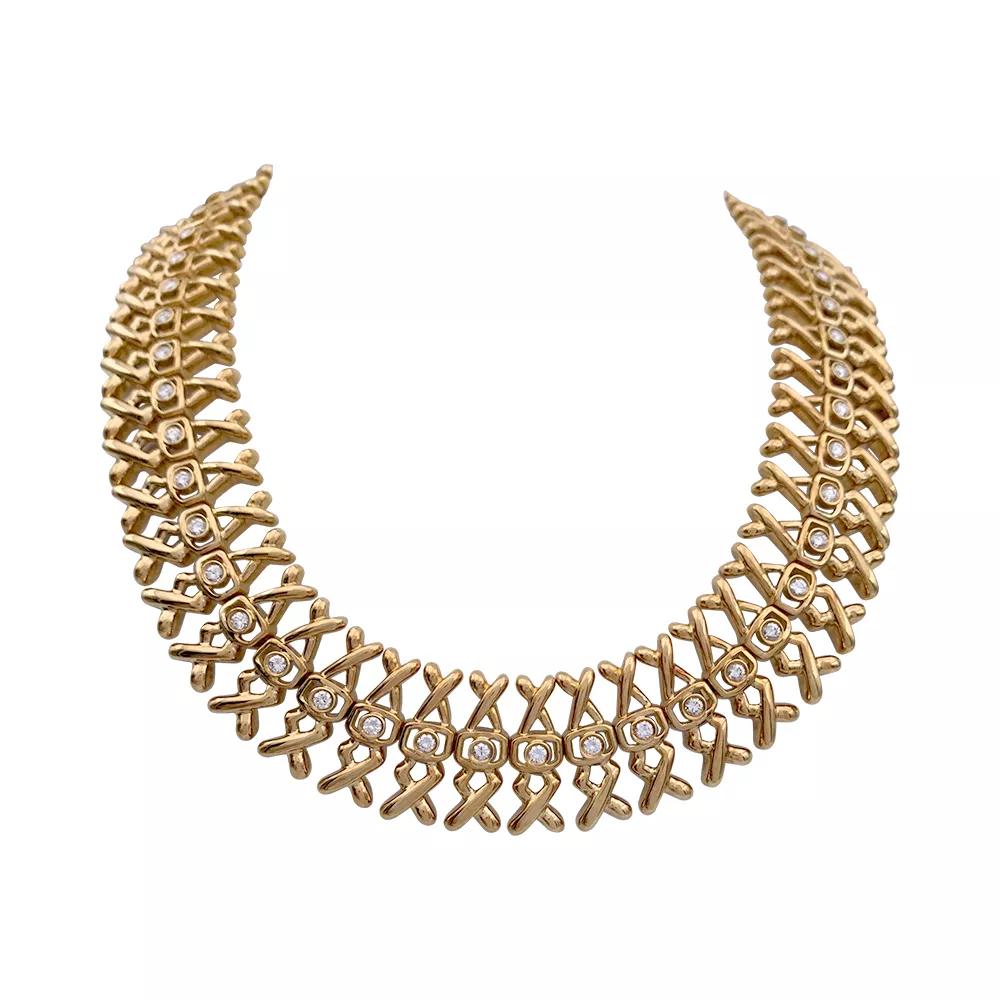 A chestplate necklace signed Ilias Lalaounis, 18K yellow gold, semi-articulated fancy mesh with brillant-cut diamonds.
Total weight of diamonds : 4.30 carats
Quality : F-G - VVS
Gold Weight : 158 grams