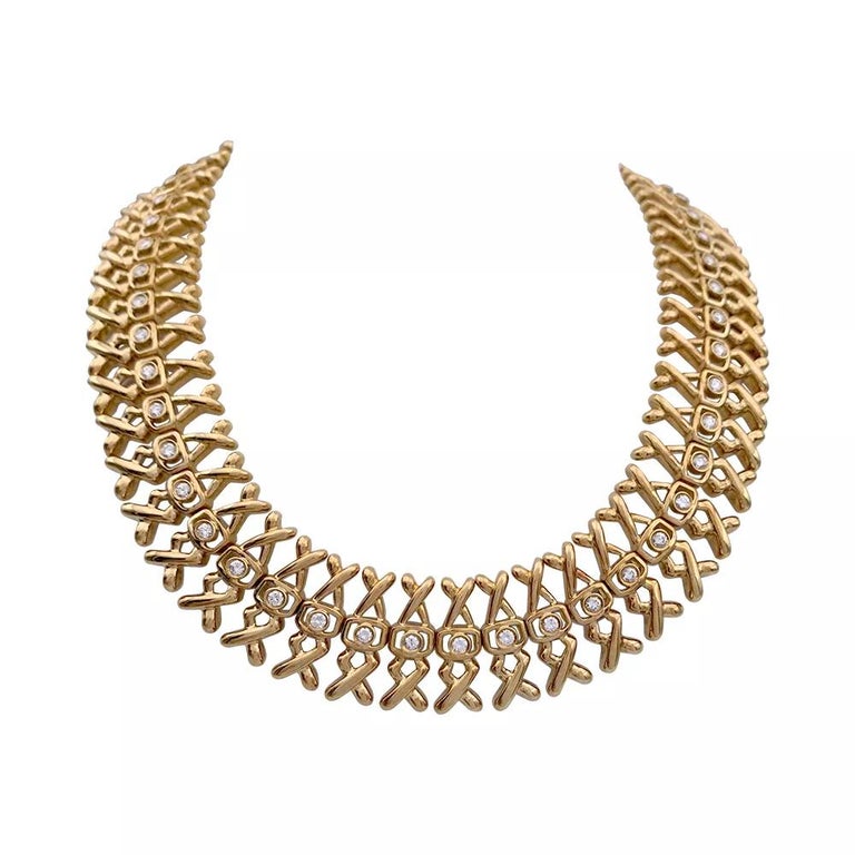 A chestplate necklace signed Ilias Lalaounis, 18K yellow gold, semi-articulated fancy mesh with brillant-cut diamonds.
Total weight of diamonds : 4.30 carats
Quality : F-G - VVS
Gold Weight : 158 grams