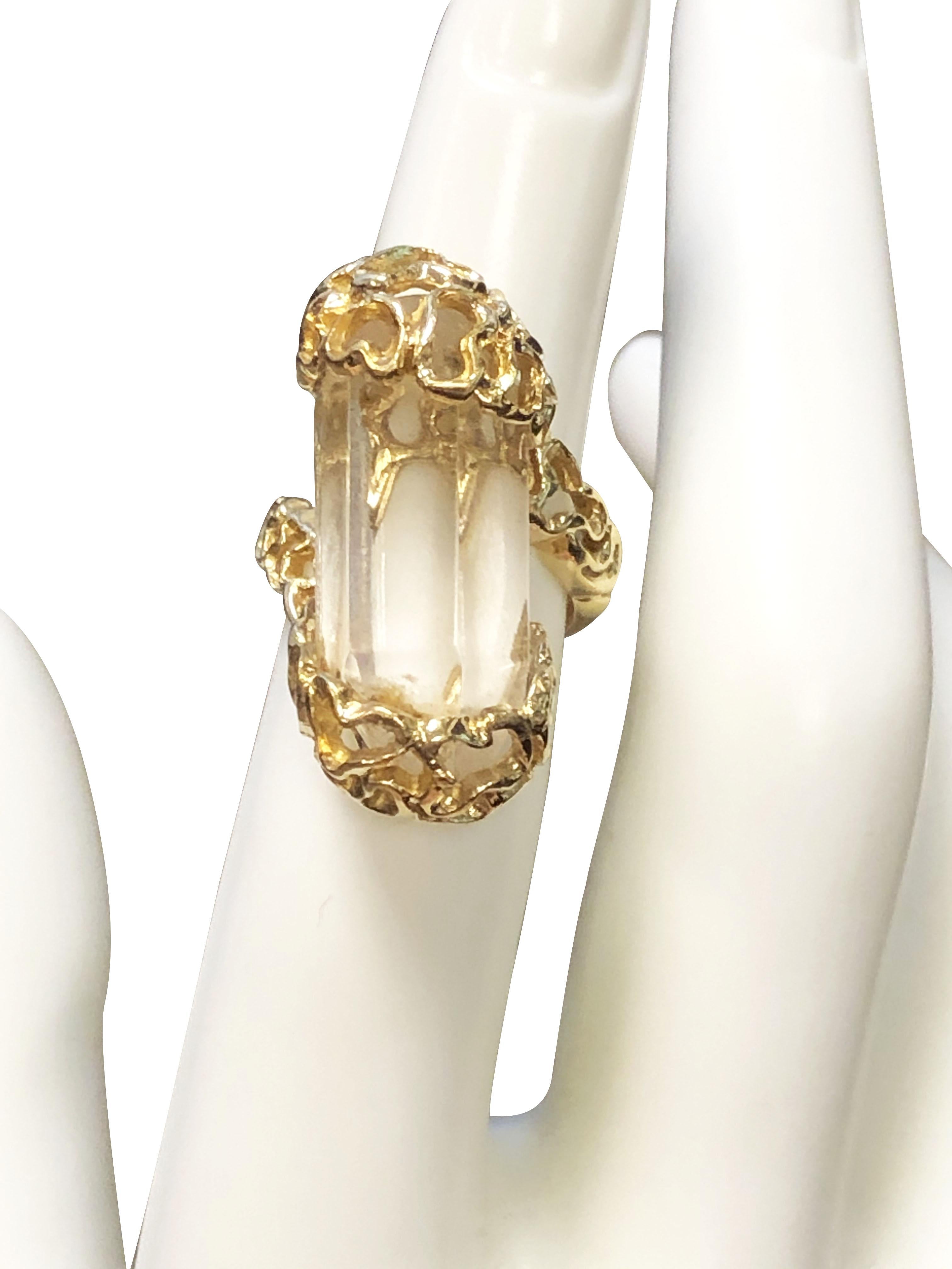CIRCA 1980er Jahre Ilias Lalaounis 18K Gelbgold Ring, die Oberseite des Rings misst 1 1/8 Zoll in der Länge und ist mit einem 6-seitigen facettierten gesetzt  klarer Bergkristall, in freier Form im modernistischen Stil gefertigt. Fingergröße 4 1/2. 
