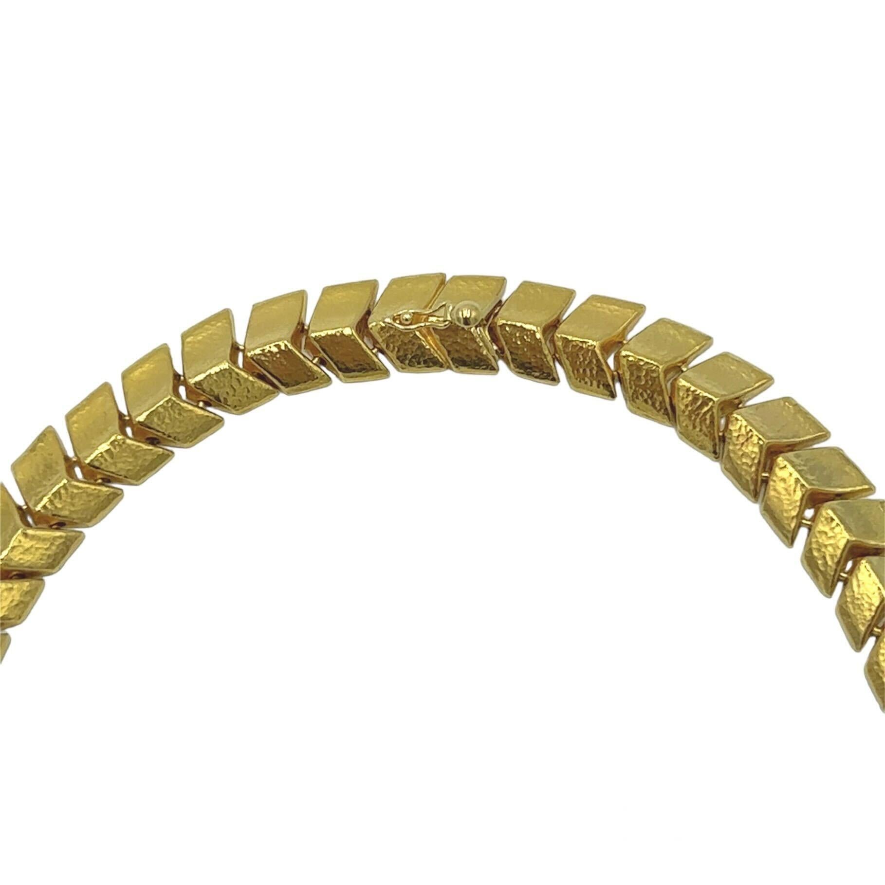 Eine Halskette aus 18 Karat Gelbgold, Lalaounis, Griechenland.  Entworfen als eine Länge von leicht gehämmerten chevronförmigen Gliedern.  Länge etwa 16 Zoll.  Bruttogewicht etwa 58.00 Gramm.  Mit Lalaounis-Herstellermarke.
