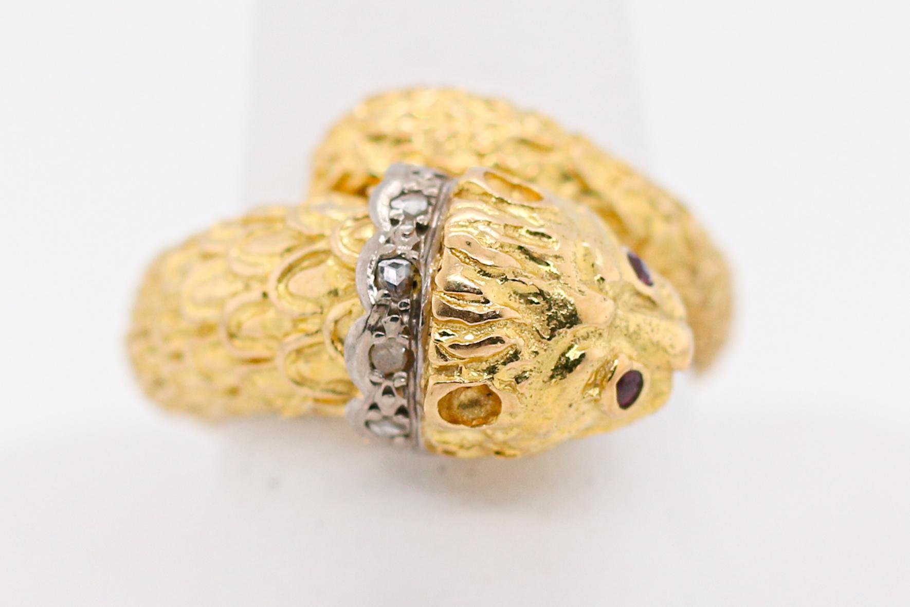 Unglaublicher Ring von Lalaounis, einem bekannten griechischen Designer.  Dieser Diamantring aus 18 Karat Gelbgold mit Rubinaugen legt sich wie von Zauberhand um Ihren Finger.  