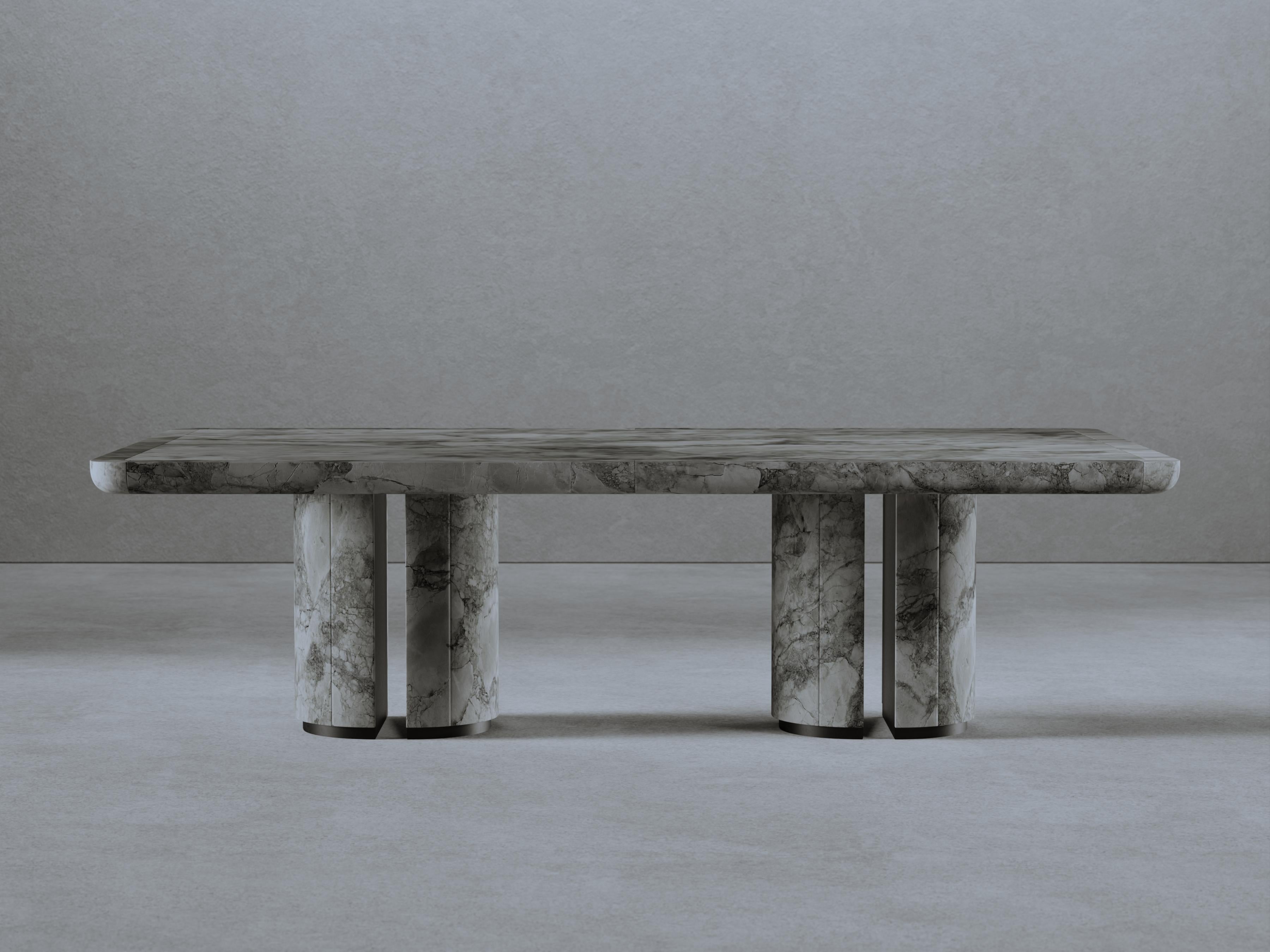Table de salle à manger L'Alberto de Gio Pagani
Dimensions : D 260 x L 150 x H 74 cm.
MATERIAL : Marbre superblanc et métal noir mat.

Dans une société fluide capable de mélanger d'infinies variétés sociales et culturelles, la recherche nostalgique