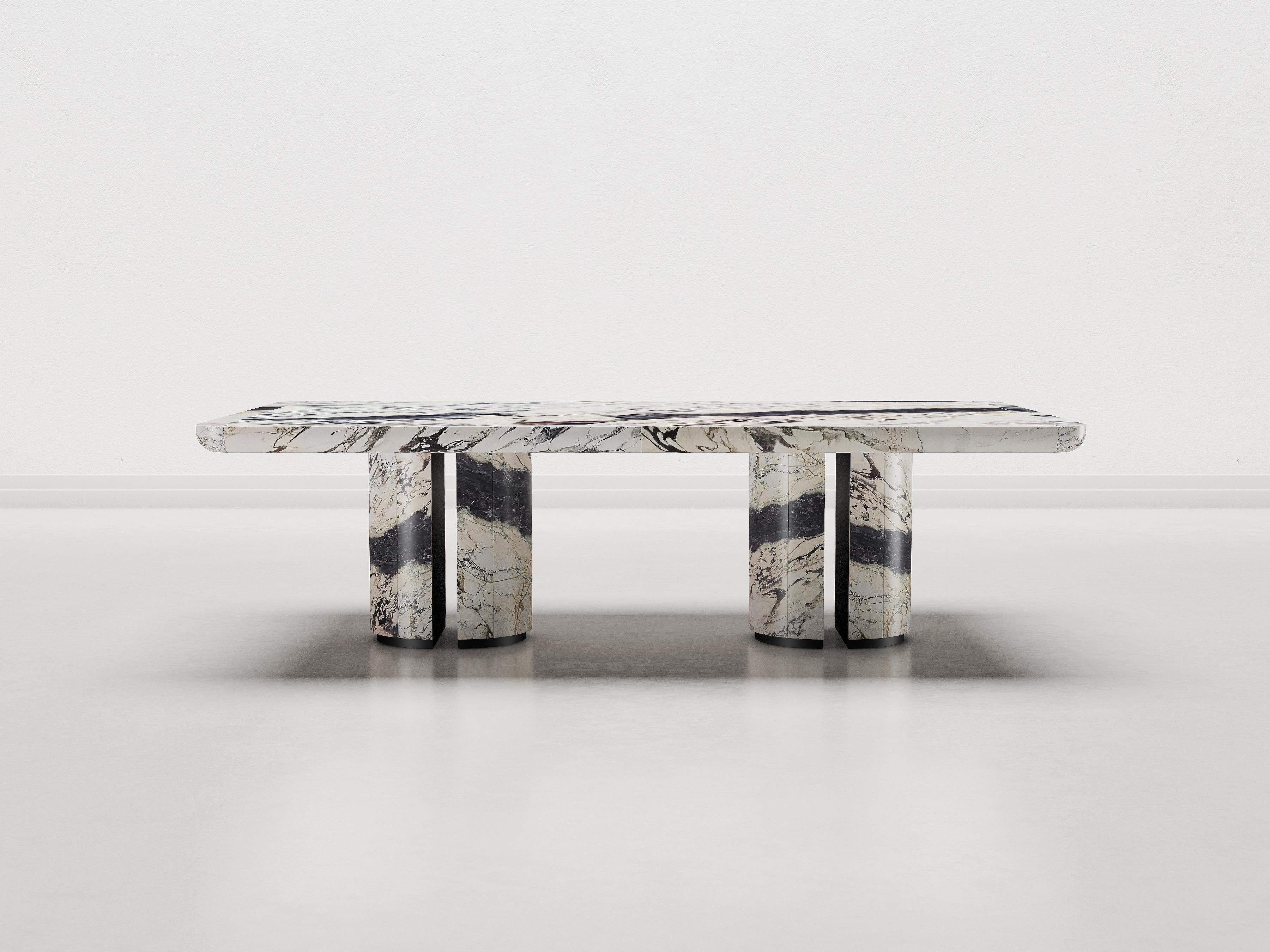 La table de salle à manger L'Alberto, chef-d'œuvre d'art et d'artisanat, incarne l'élégance intemporelle. Le point de rencontre entre la brutalité et la grâce. Son aspect a un charme monumental, quelle que soit sa taille. L'attention portée aux