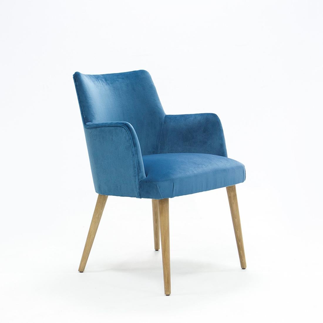 Stuhl Lalia mit Struktur aus Massivholz, gepolstert
sitz und Rückenlehne, bezogen mit hochwertigem blauem Samt
stoff. Auf Anfrage auch mit anderen Stoffen erhältlich.
 