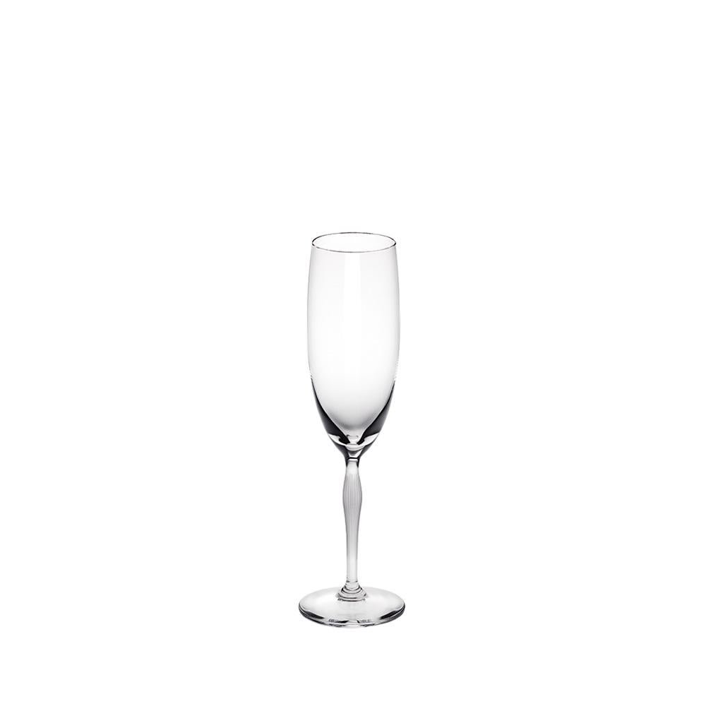 Acclaimed wine critic James Suckling collaborated with Lalique to create the ideal flute, describing it as 'beautiful yet functional'. With a name referring the wine scoring system, 100 Points embraces a modern design and precise utility while