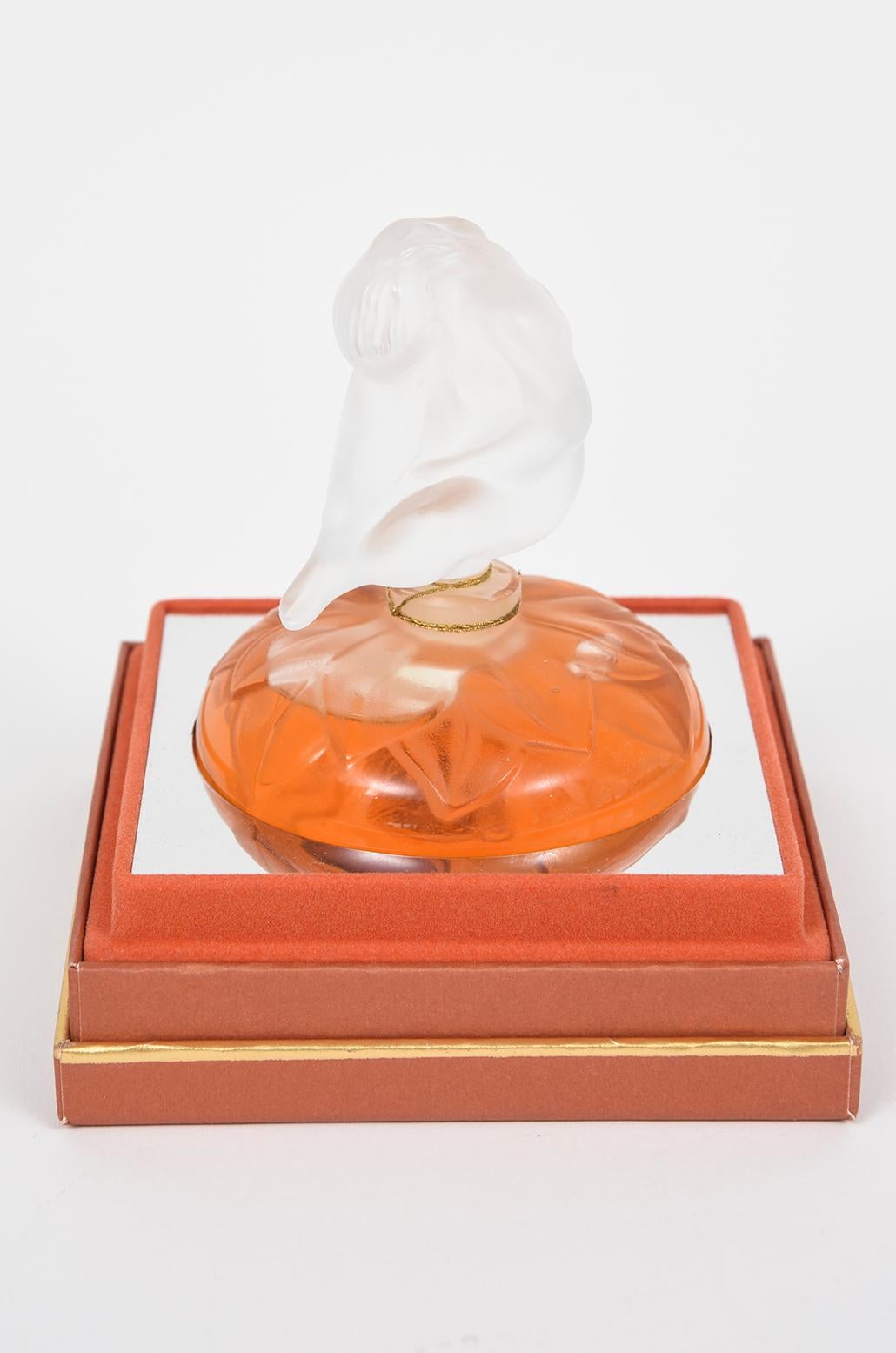 Le Nu Flacon Pure Pafum (Parfüm) Collection Limitierte und nummerierte Auflage Erstellt von Lalique im Jahr 1996. Es handelt sich um die Größe von 3 Unzen.  Die Flasche ist in jeder Hinsicht perfekt! Versiegelt und voll. Keine Chips, Risse, Kratzer
