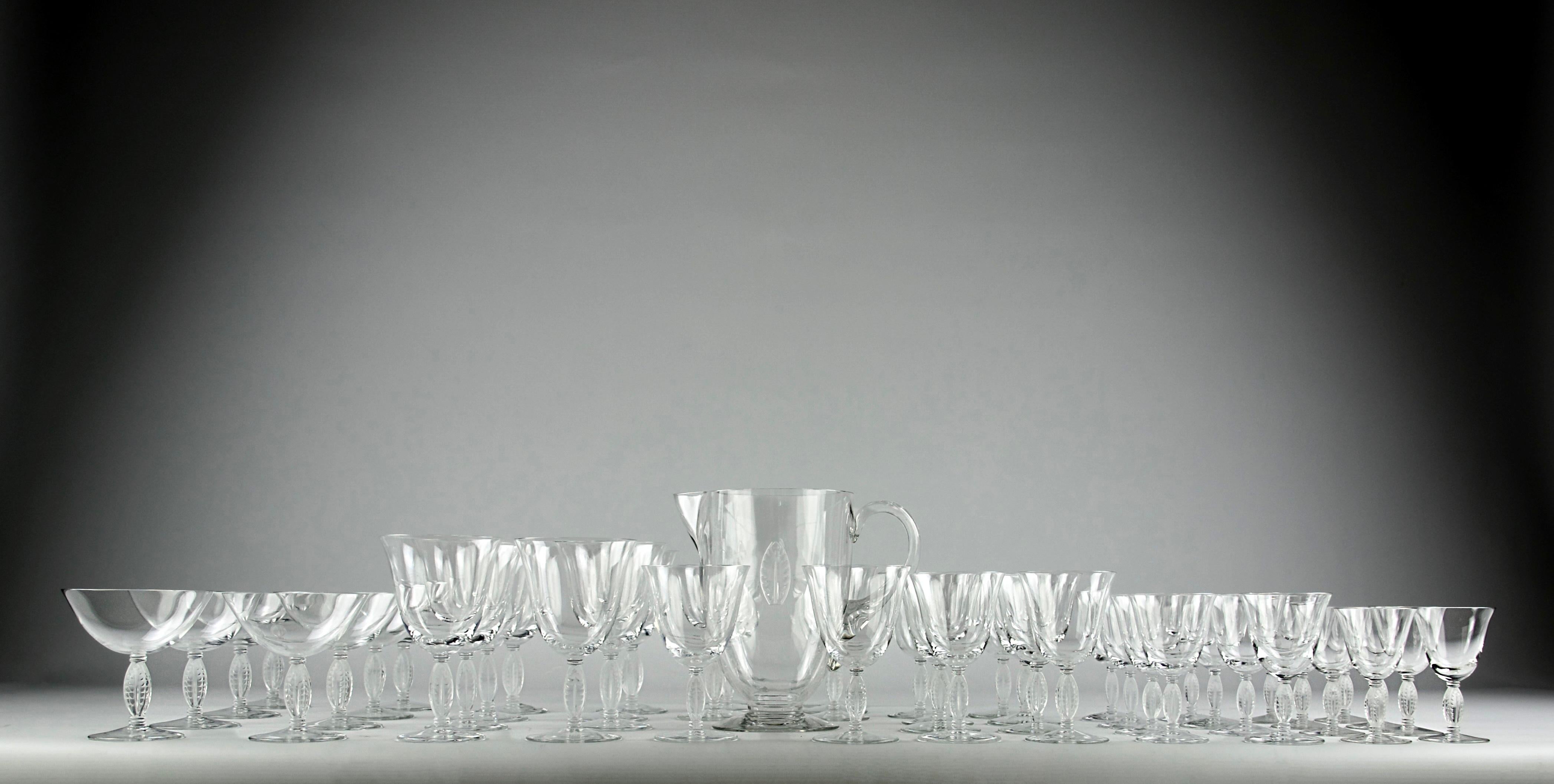 Superb Lalique Fontainebleau service composed of 41 pieces in sets of 8 and one carafe. This service has champagne coupes, water, red, white wine and liqueur glasses.

In very good condition.

Dimensions in cm ( H x D ) and ( H x L x l ) :

-