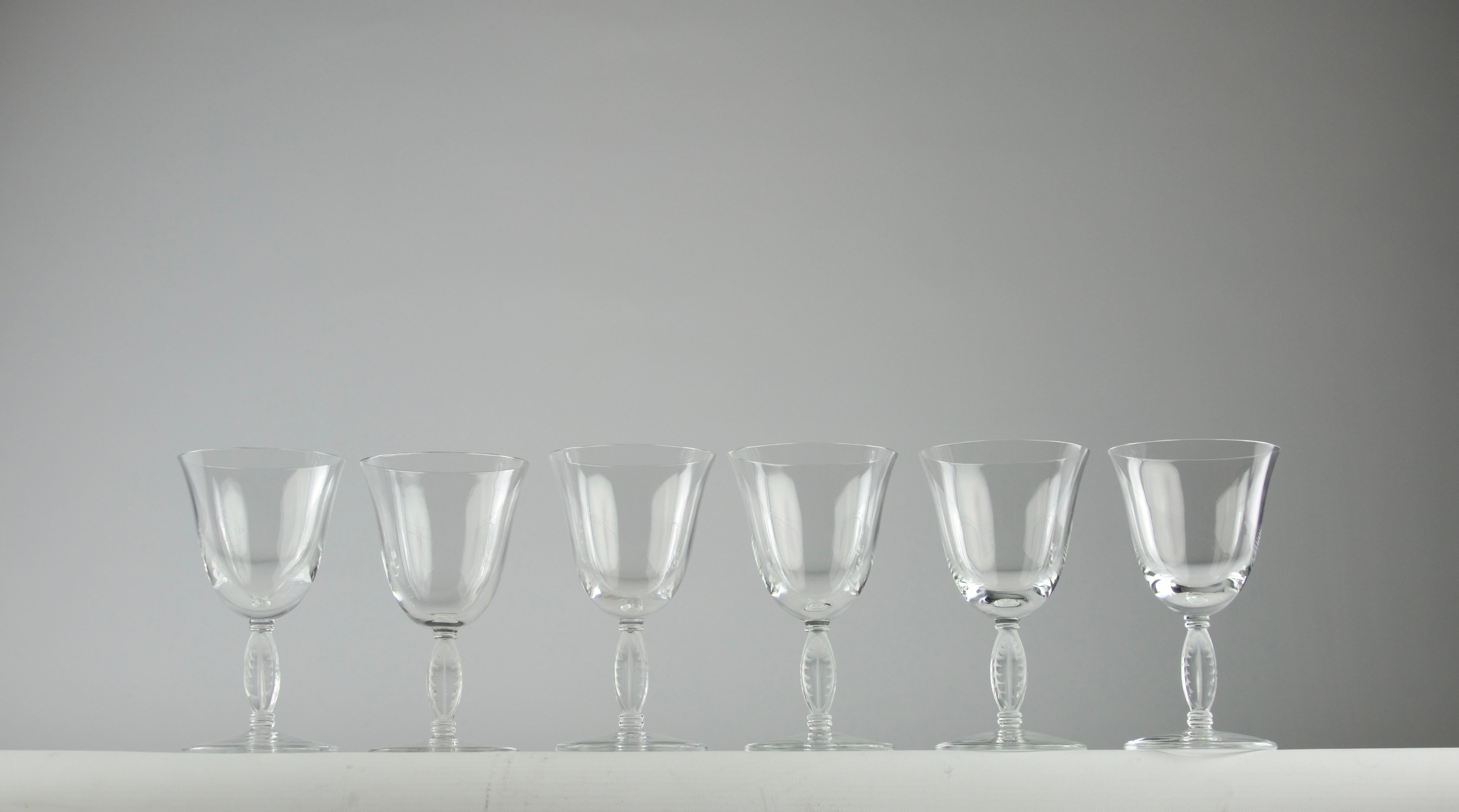 Beautiful Lalique Fontainebleau set of six white wine glasses. Other wine glasses from the same collection are available in the shop.

In very good condition.

Dimensions in cm ( H x D ) : 12.4 x 7

Secure shipping.

First designed by Rene Lalique