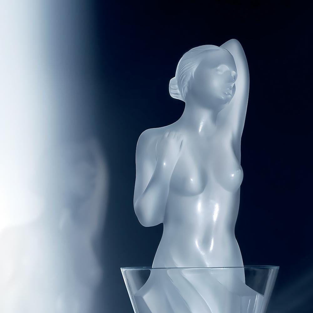 Designed to highlight the flavours of the finest spirits, the Aphrodite decanter enriches the existing Lalique collection of decanters to satisfy the desires of connoisseurs and discerning collectors. Enhanced by the glare of satin-finished crystal,
