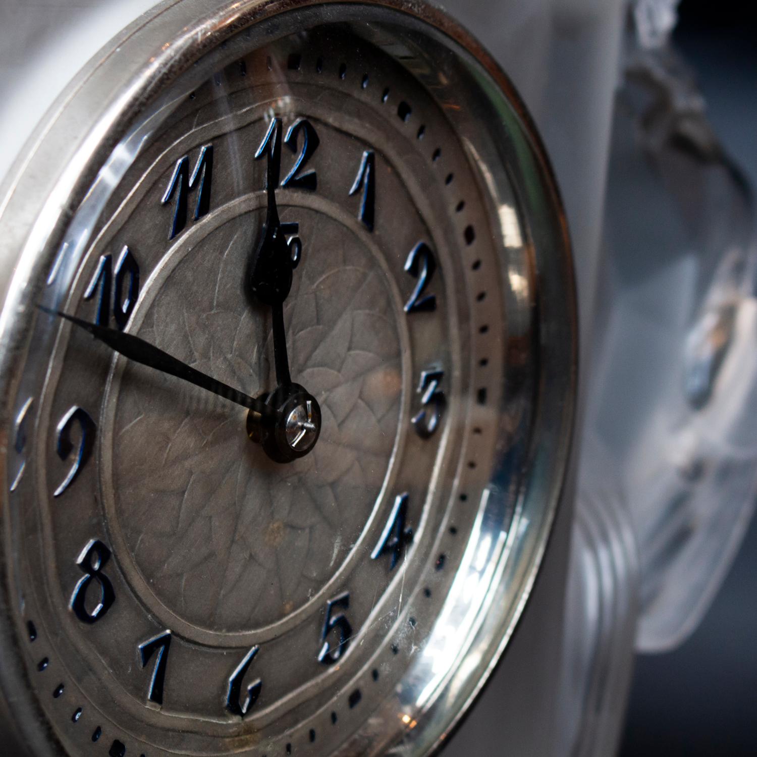 Mid-20th Century Lalique Art Deco Deux Coqs Clock