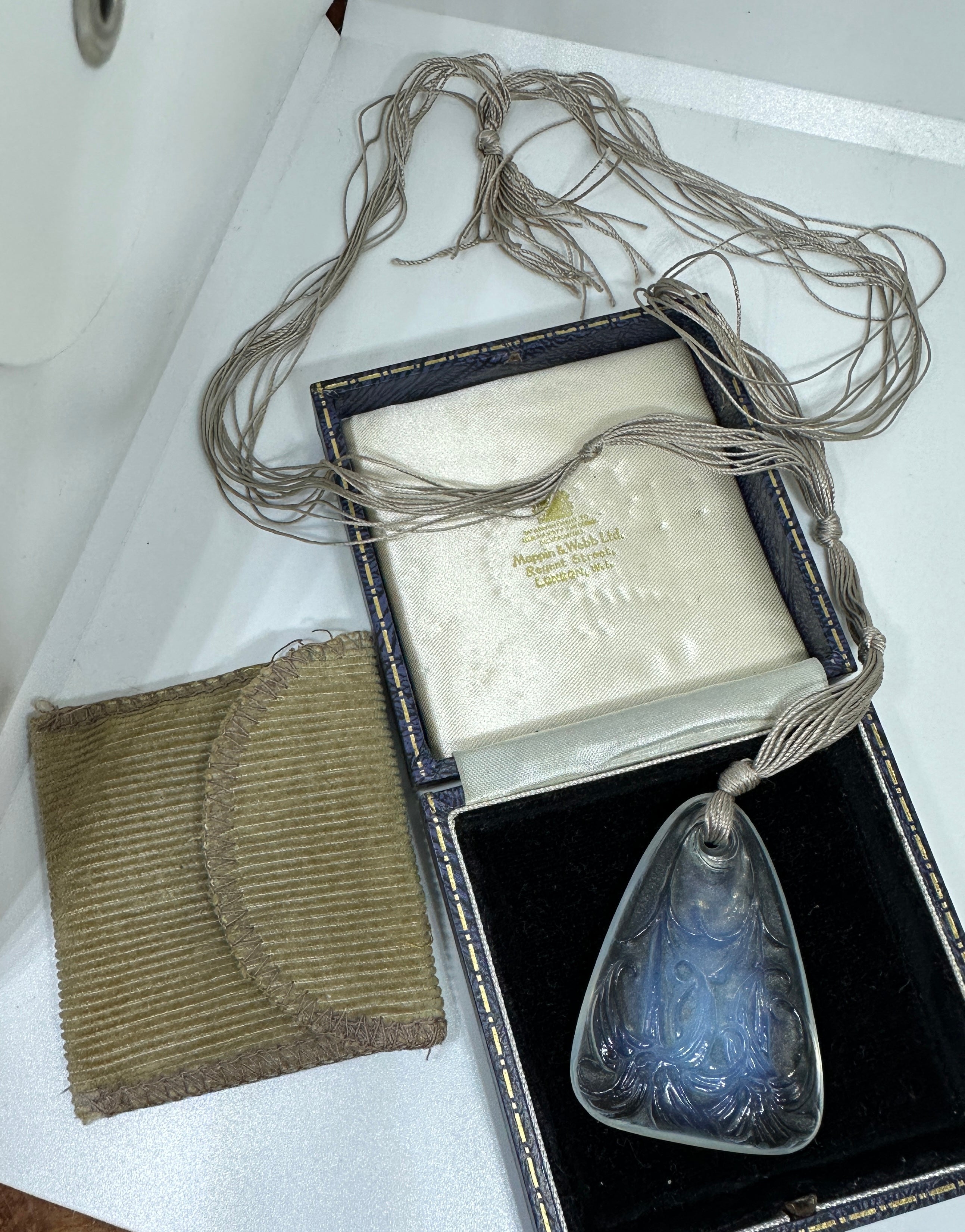 SE TRATA DE UN IMPRESIONANTE COLLAR COLGANTE ANTIGUO RENE LALIQUE ART NOUVEAU LYS DE CRISTAL OPALESCENTE CON CORDÓN DE SEDA EN SU BOLSA ORIGINAL.
El colgante francés de vidrio artístico opalescente Art Nouveau Lys, diseñado por René Lalique