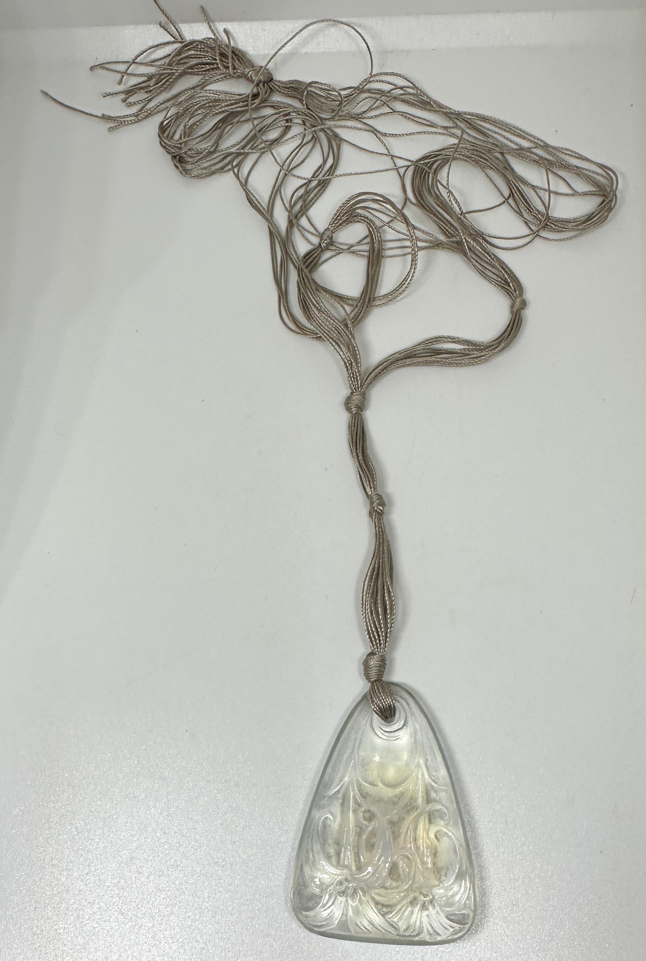 Lalique Art Nouveau Lys Collar de cristal opalescente Cordón de seda Años 20 Corte de retrato en venta