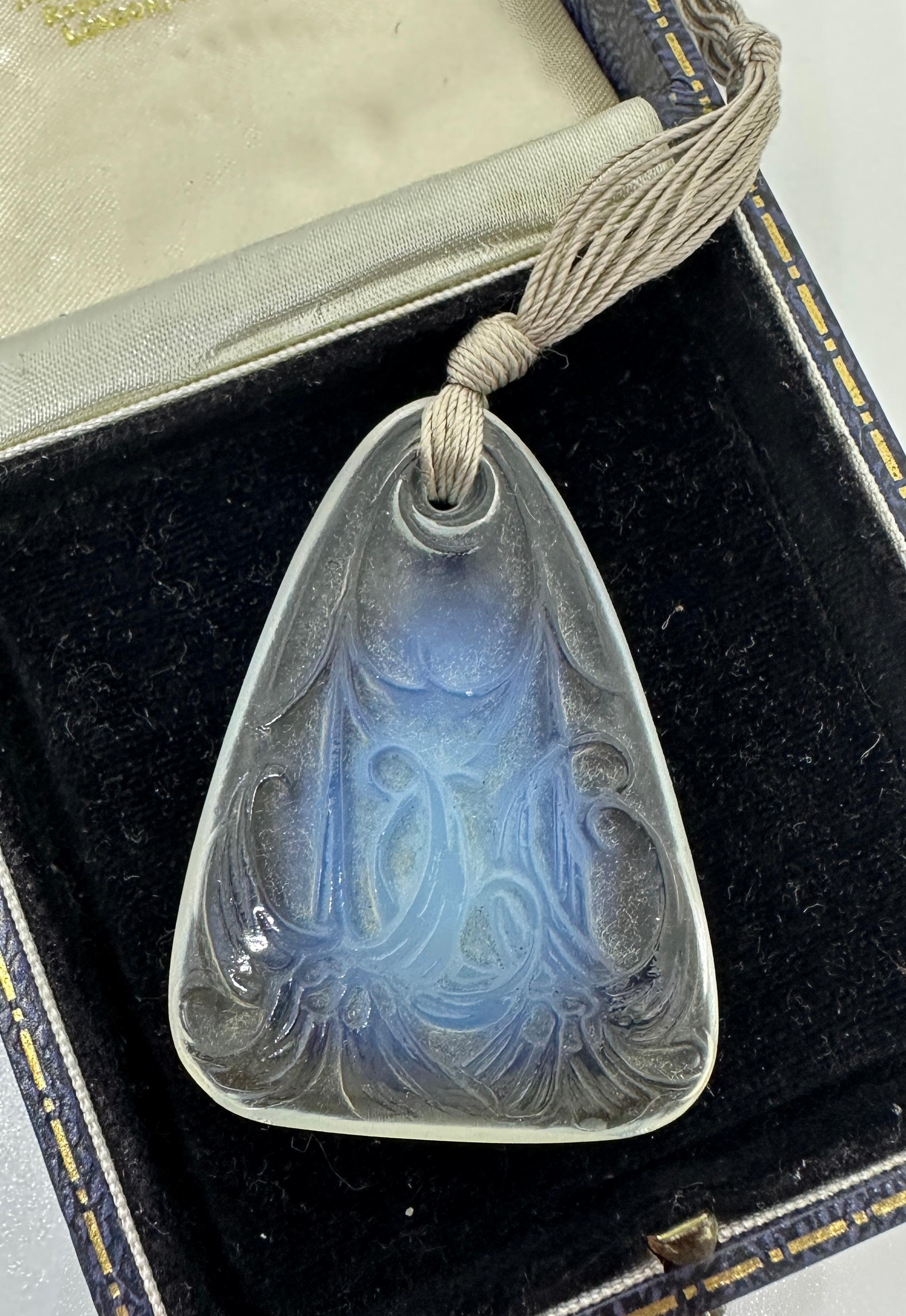 Lalique Art Nouveau Lys Collar de cristal opalescente Cordón de seda Años 20 en Excelente estado para la venta en New York, NY