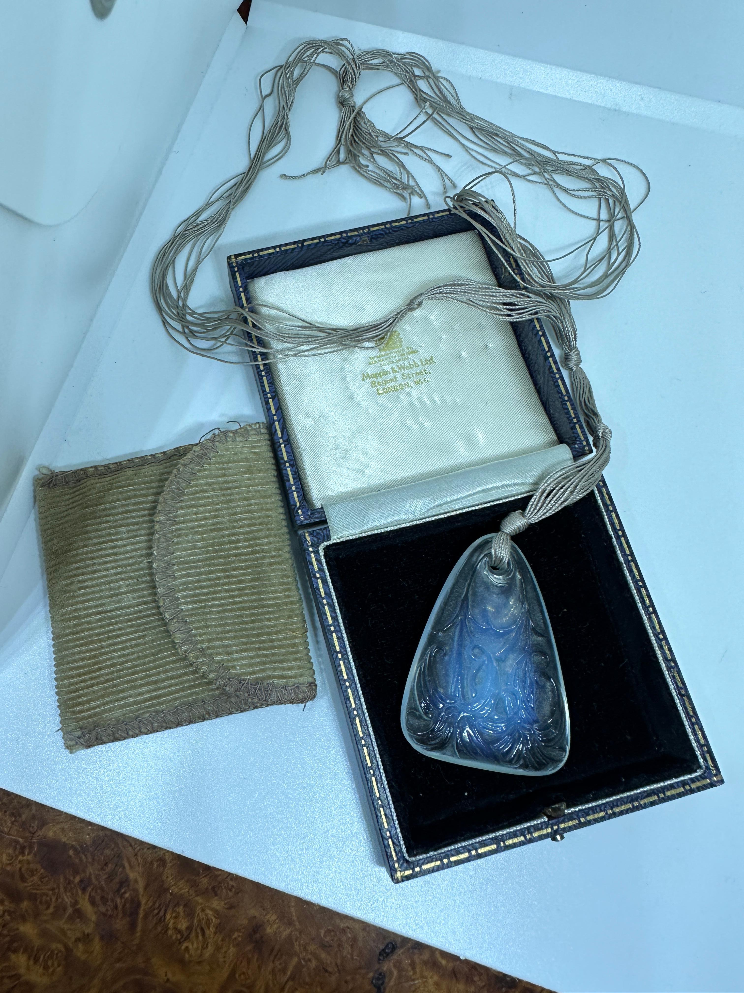 De las mujeres Lalique Art Nouveau Lys Collar de cristal opalescente Cordón de seda Años 20 en venta