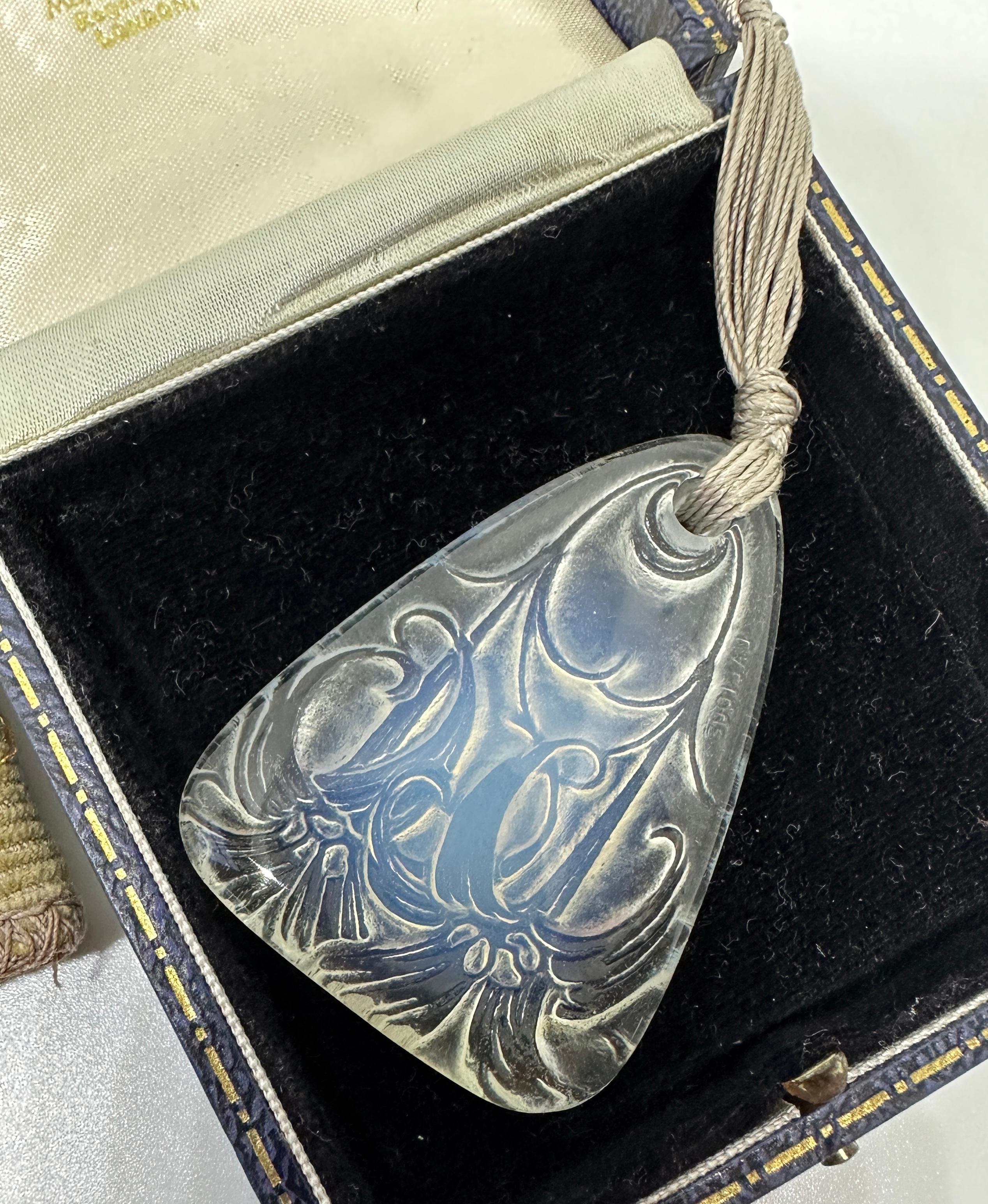 Lalique Art Nouveau Lys Collar de cristal opalescente Cordón de seda Años 20 en venta 1