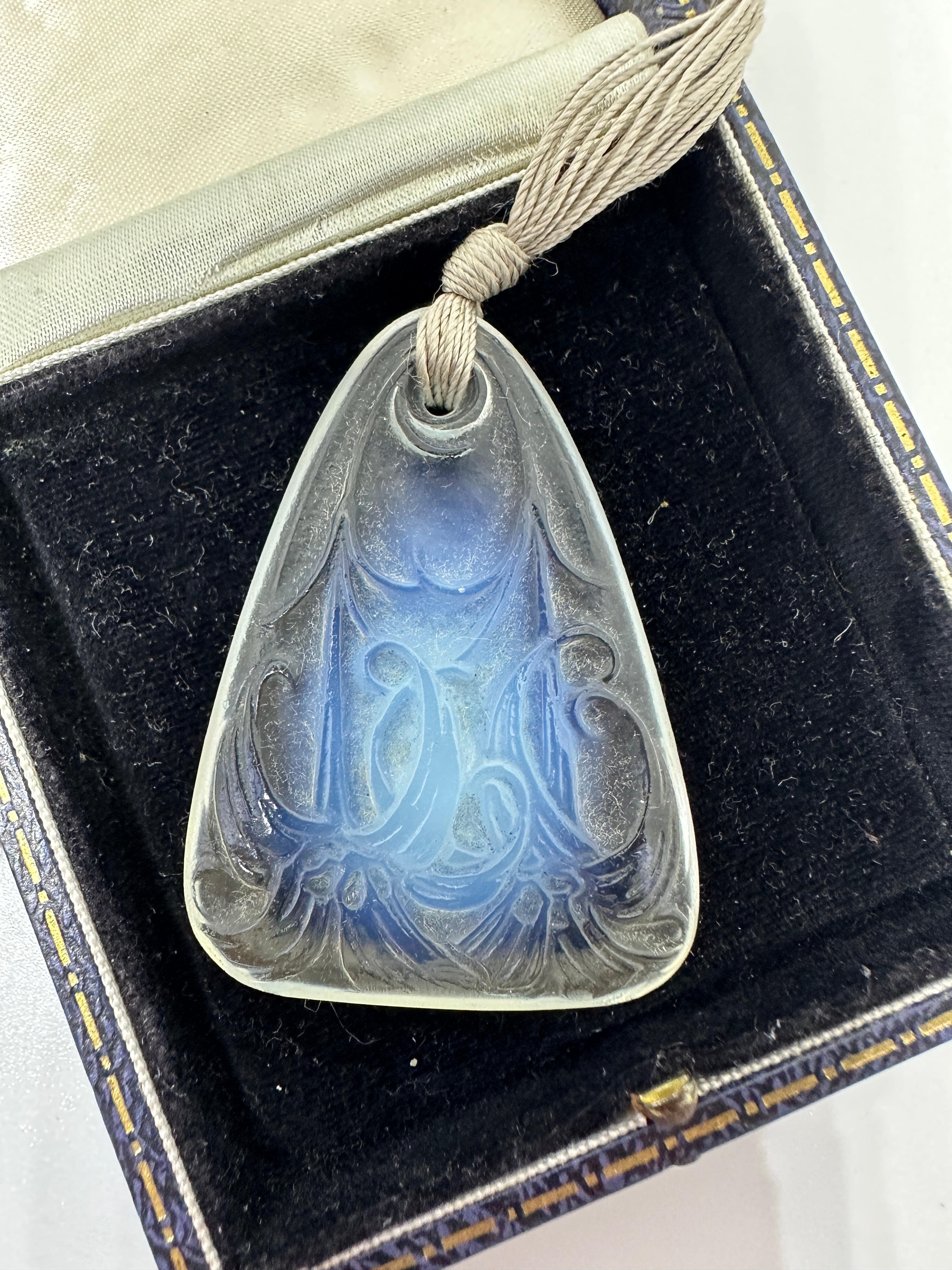 Lalique Art Nouveau Lys Collar de cristal opalescente Cordón de seda Años 20 en venta 3