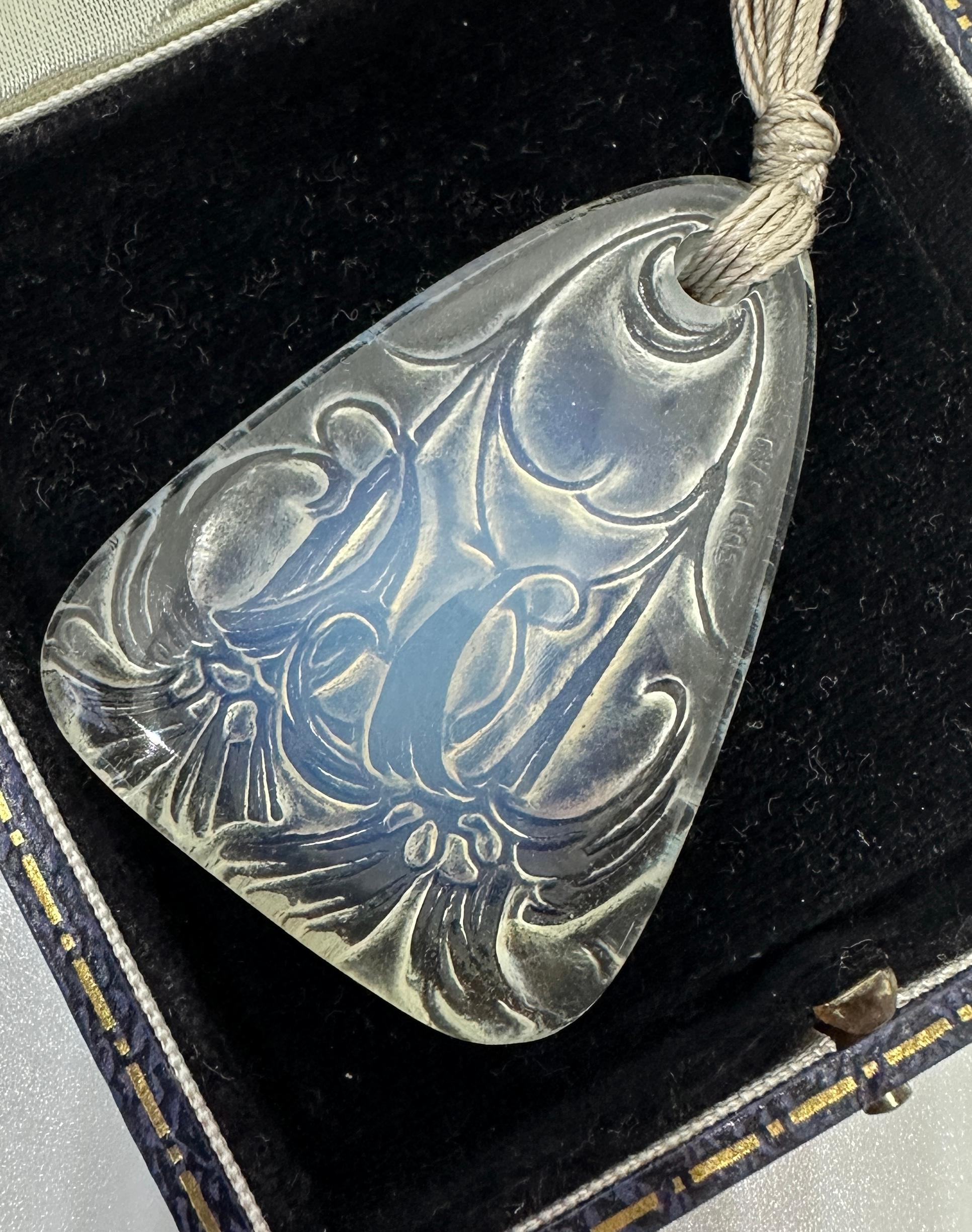 Lalique Art Nouveau Lys Collar de cristal opalescente Cordón de seda Años 20 en venta 4