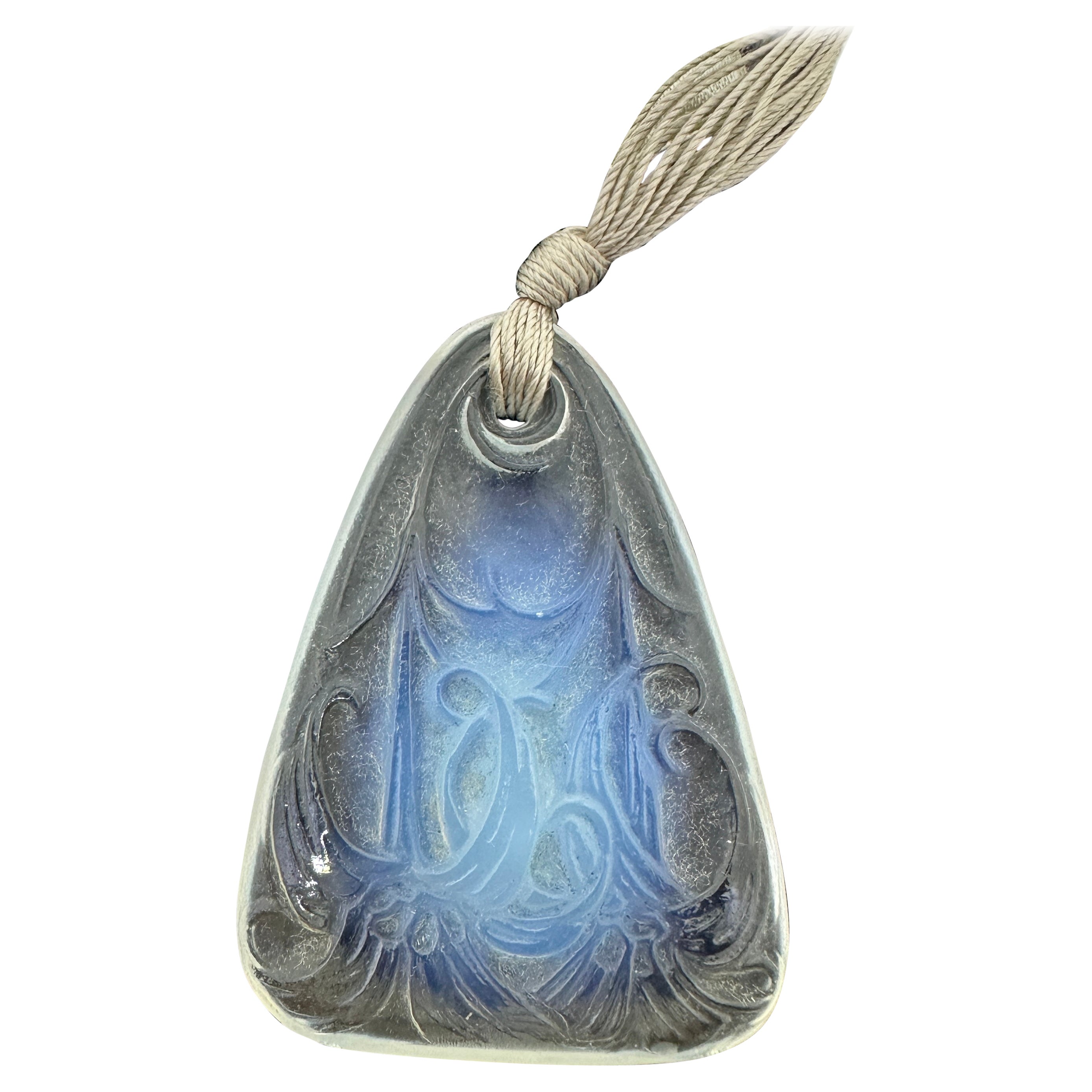 Lalique Art Nouveau Lys Collar de cristal opalescente Cordón de seda Años 20