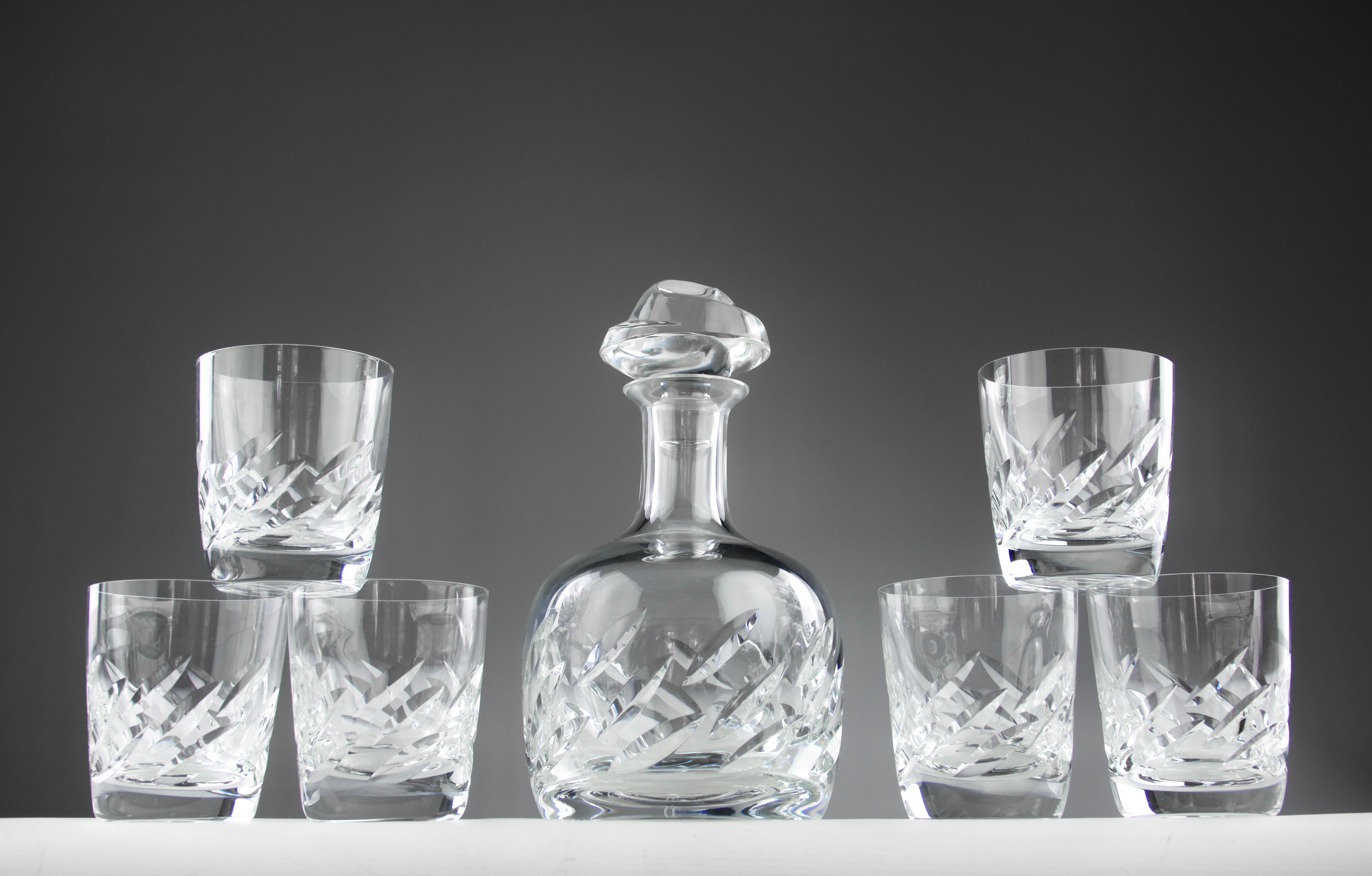 Hervorragendes Artois Modell Whisky Set von Lalique Maison. Es sind zwei Sets erhältlich, die jeweils aus sechs Gläsern und einer Karaffe bestehen, die alle mit in das Kristall geschnitzten Rillen verziert sind. Darunter signiert 